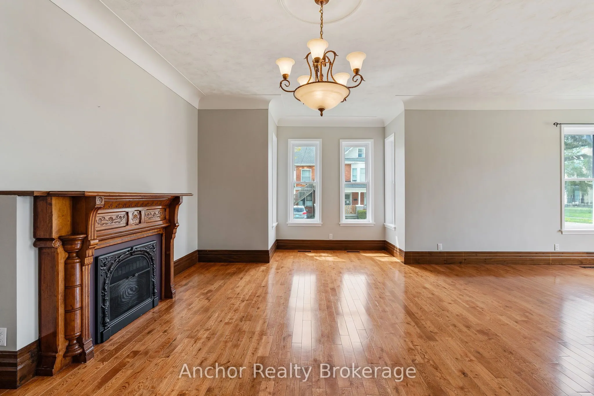 147 Talbot Street S