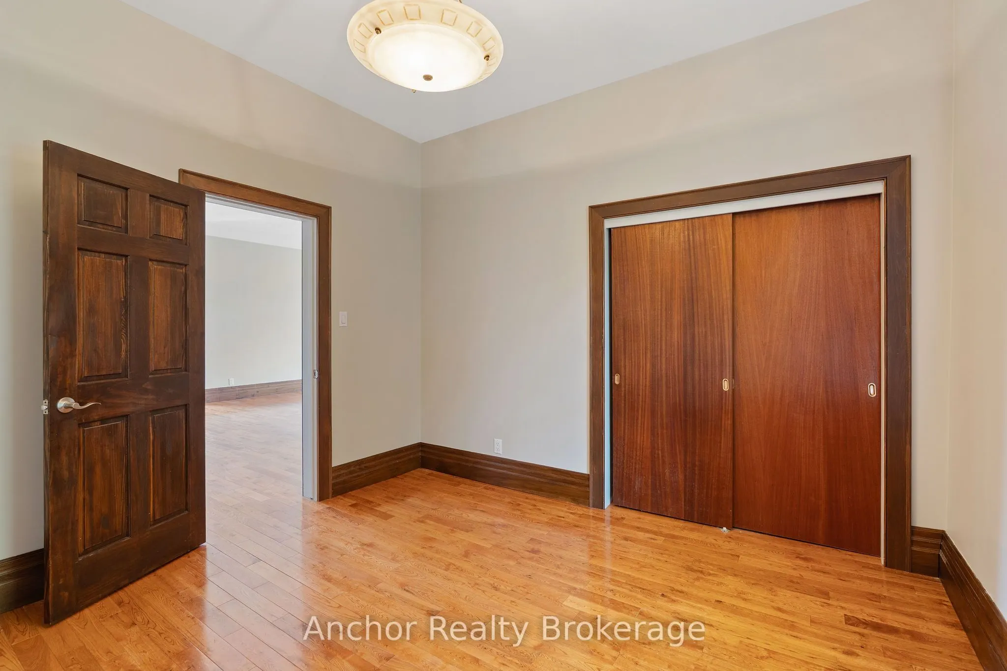 147 Talbot Street S