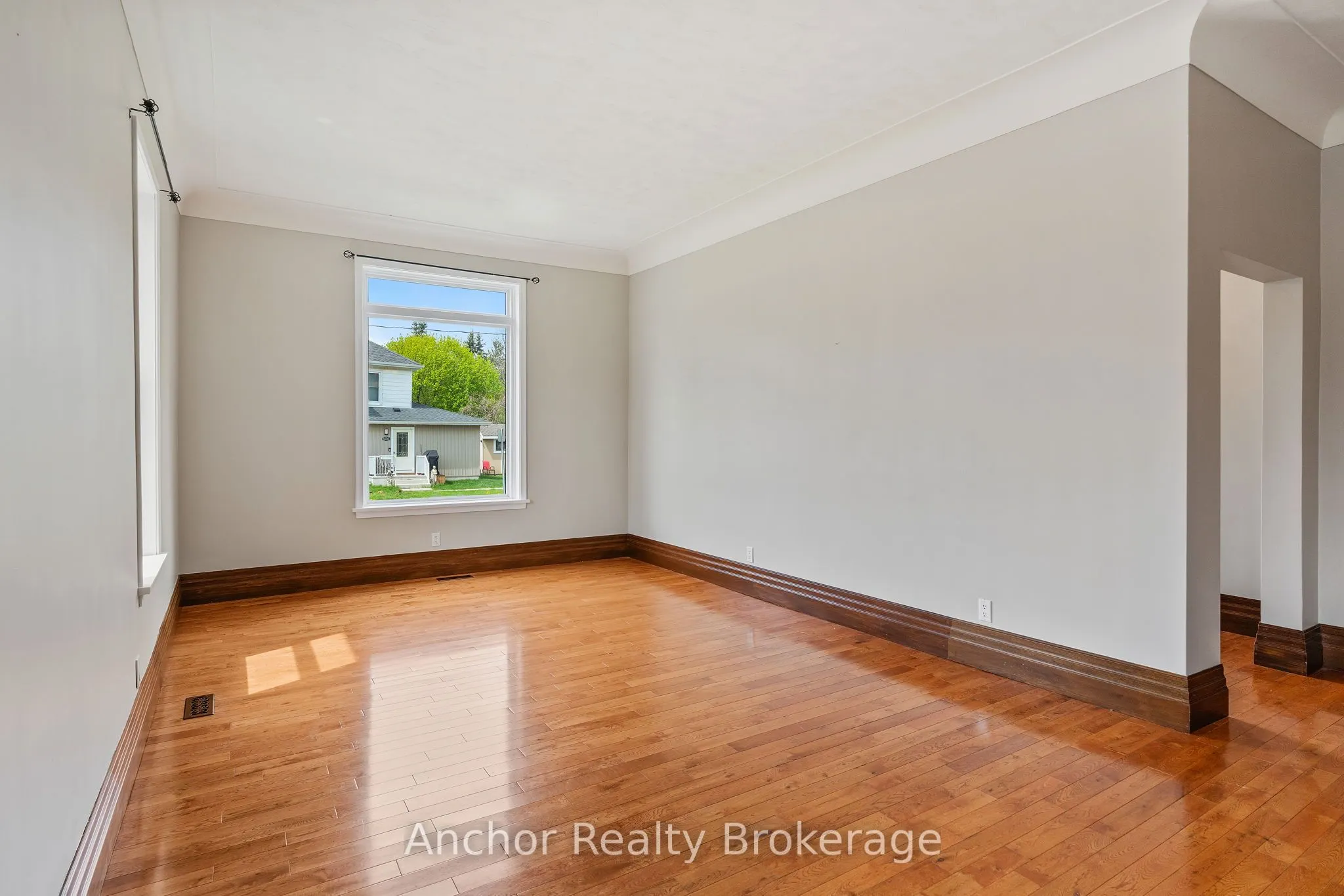 147 Talbot Street S