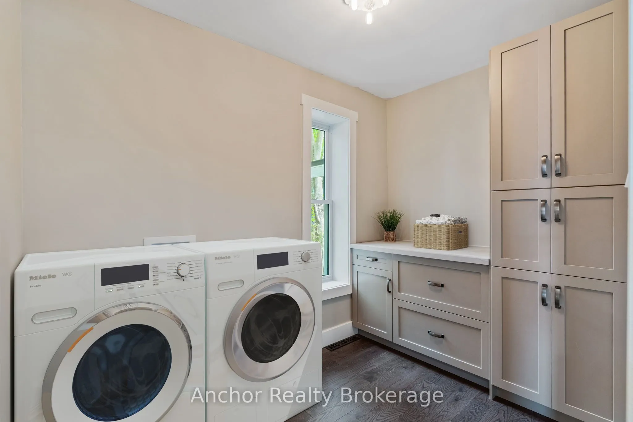 147 Talbot Street S