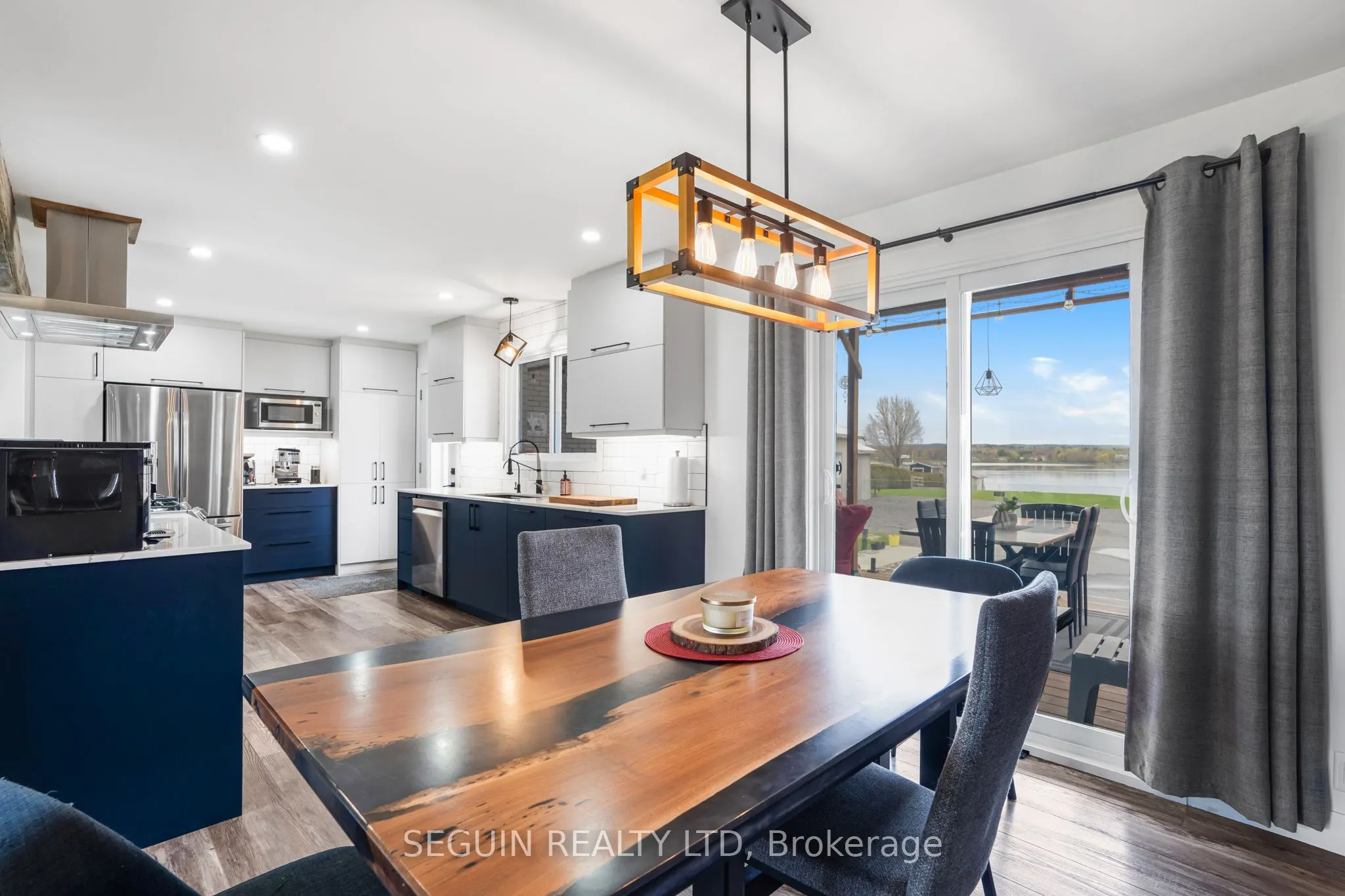 3595 Front Road