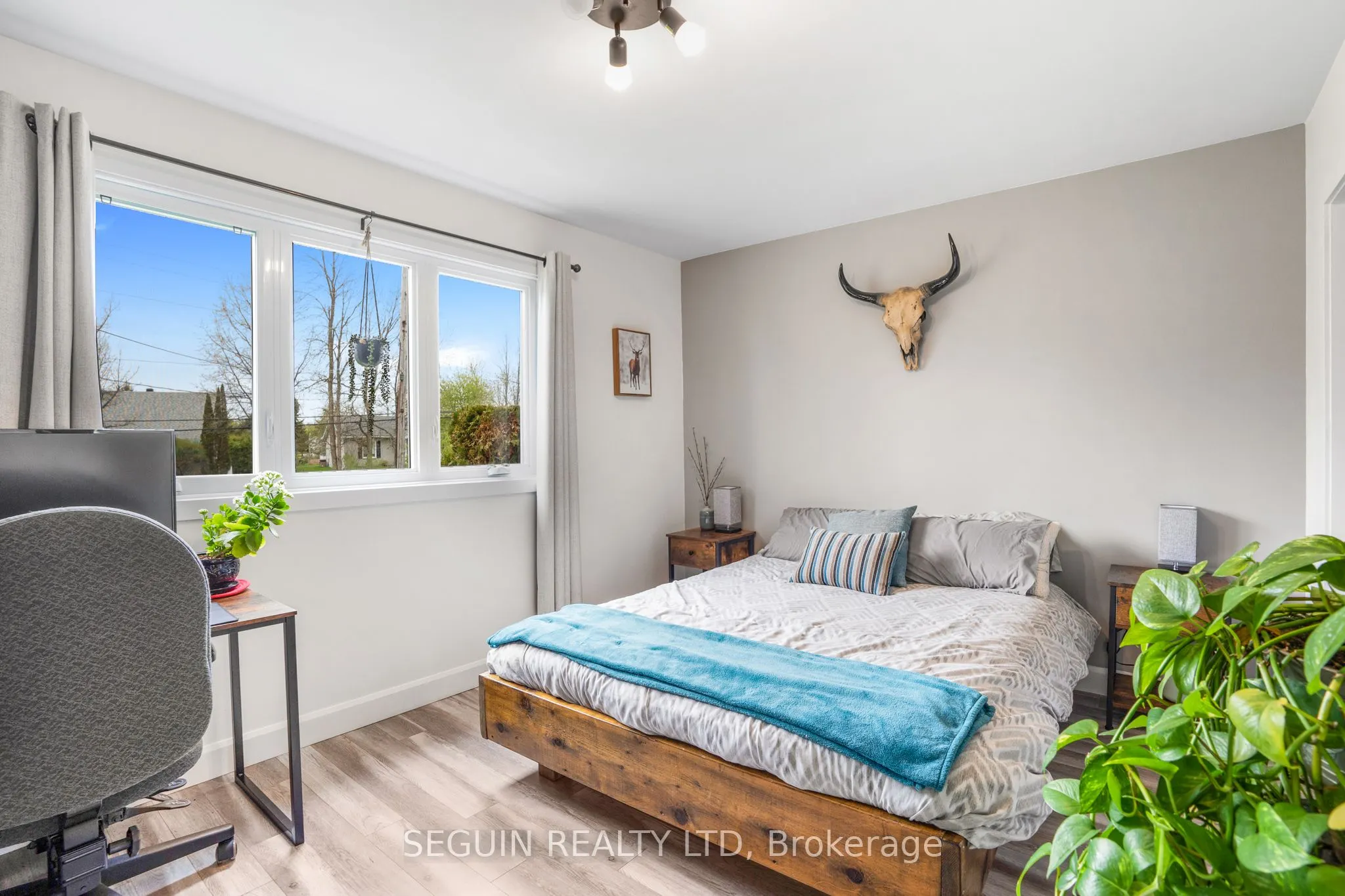 3595 Front Road