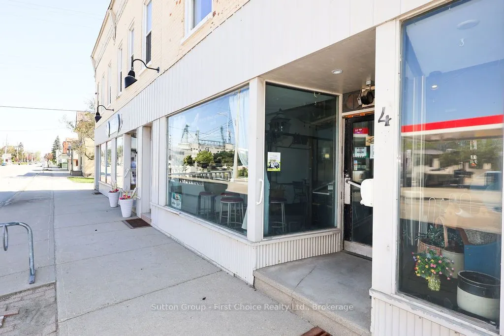 8 Woodstock Street N