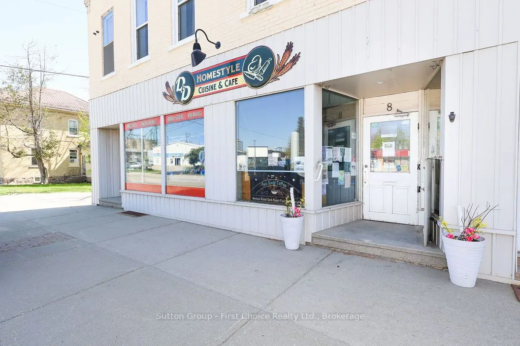 8 Woodstock Street N