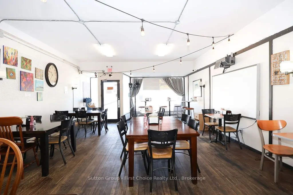 8 Woodstock Street N