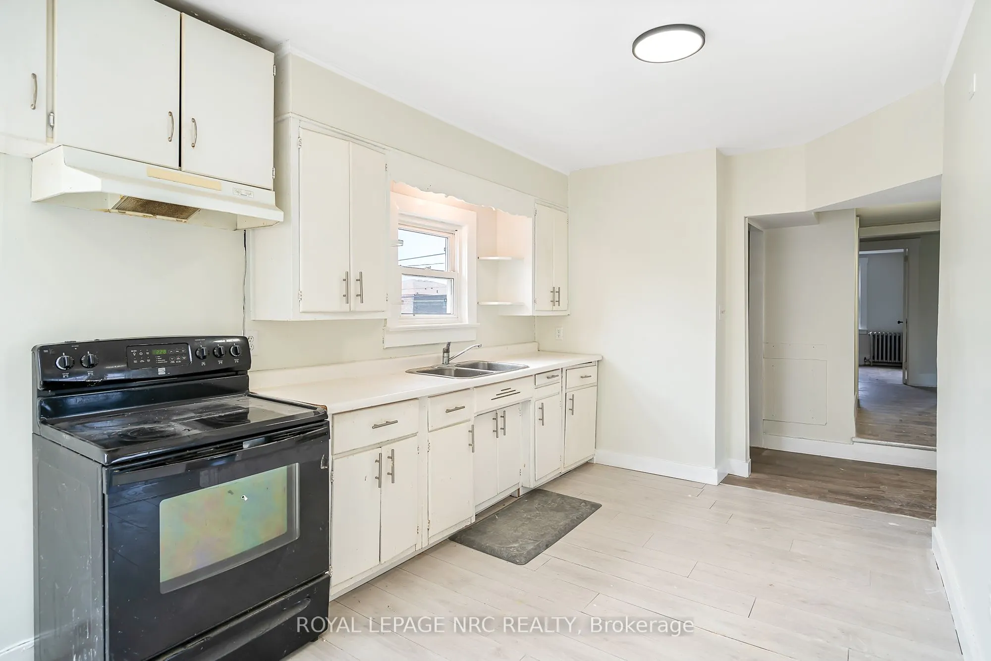 396 Main Street W