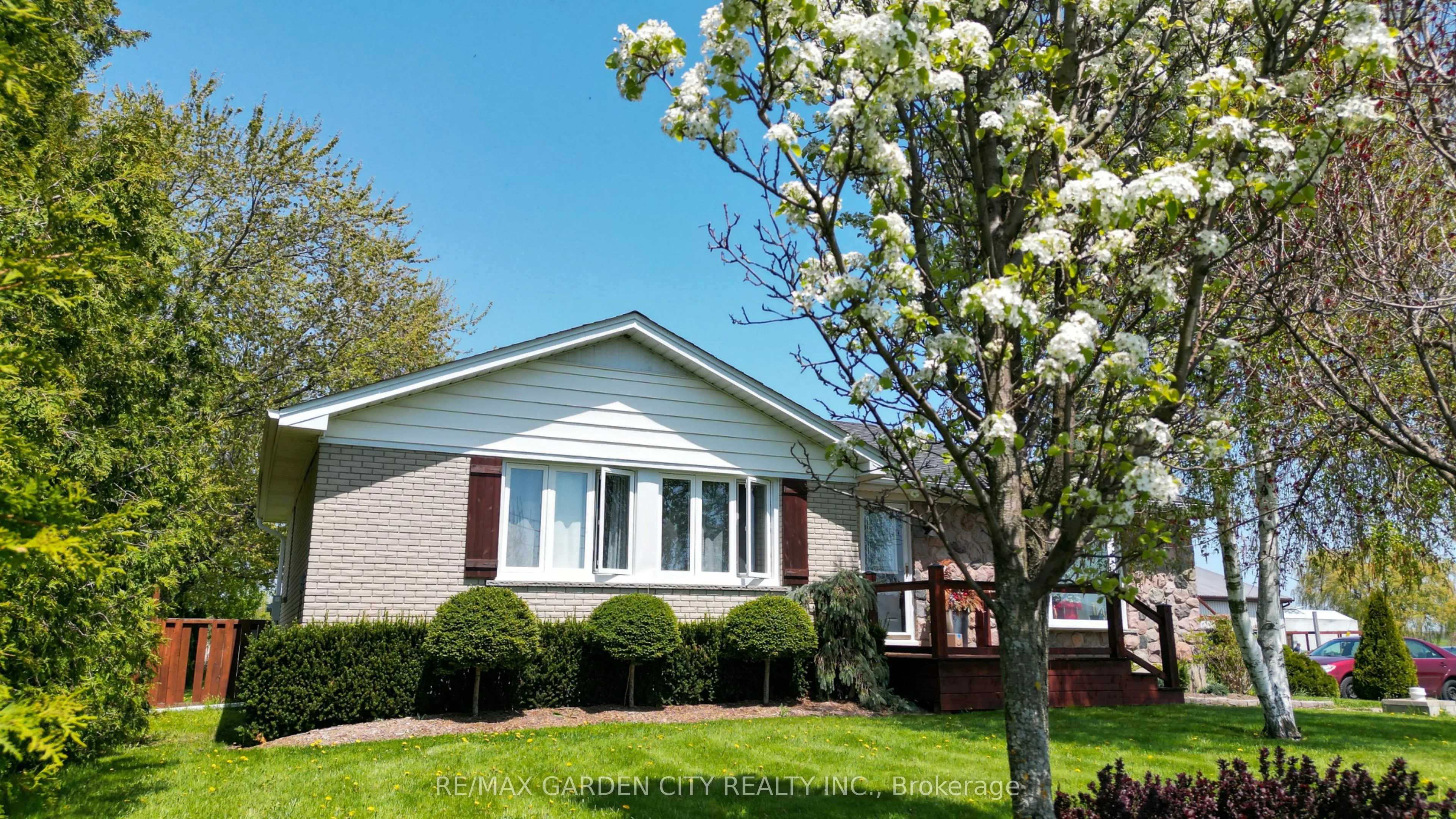 174 Mud Street W