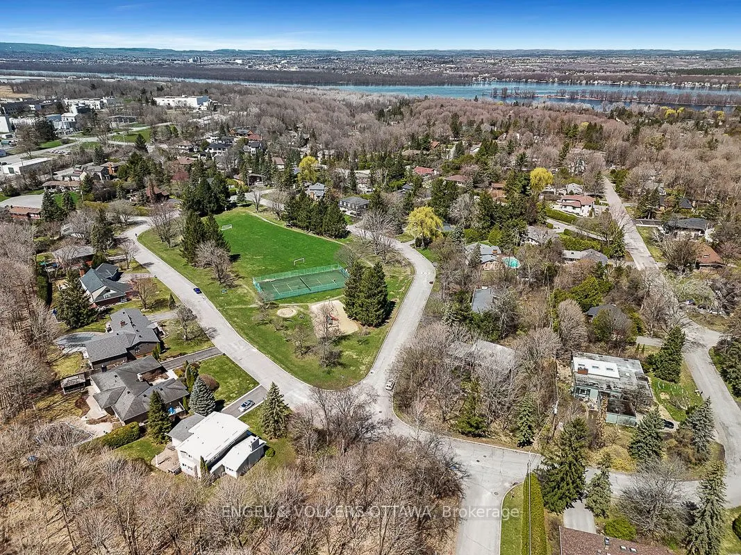 20 Robin Crescent