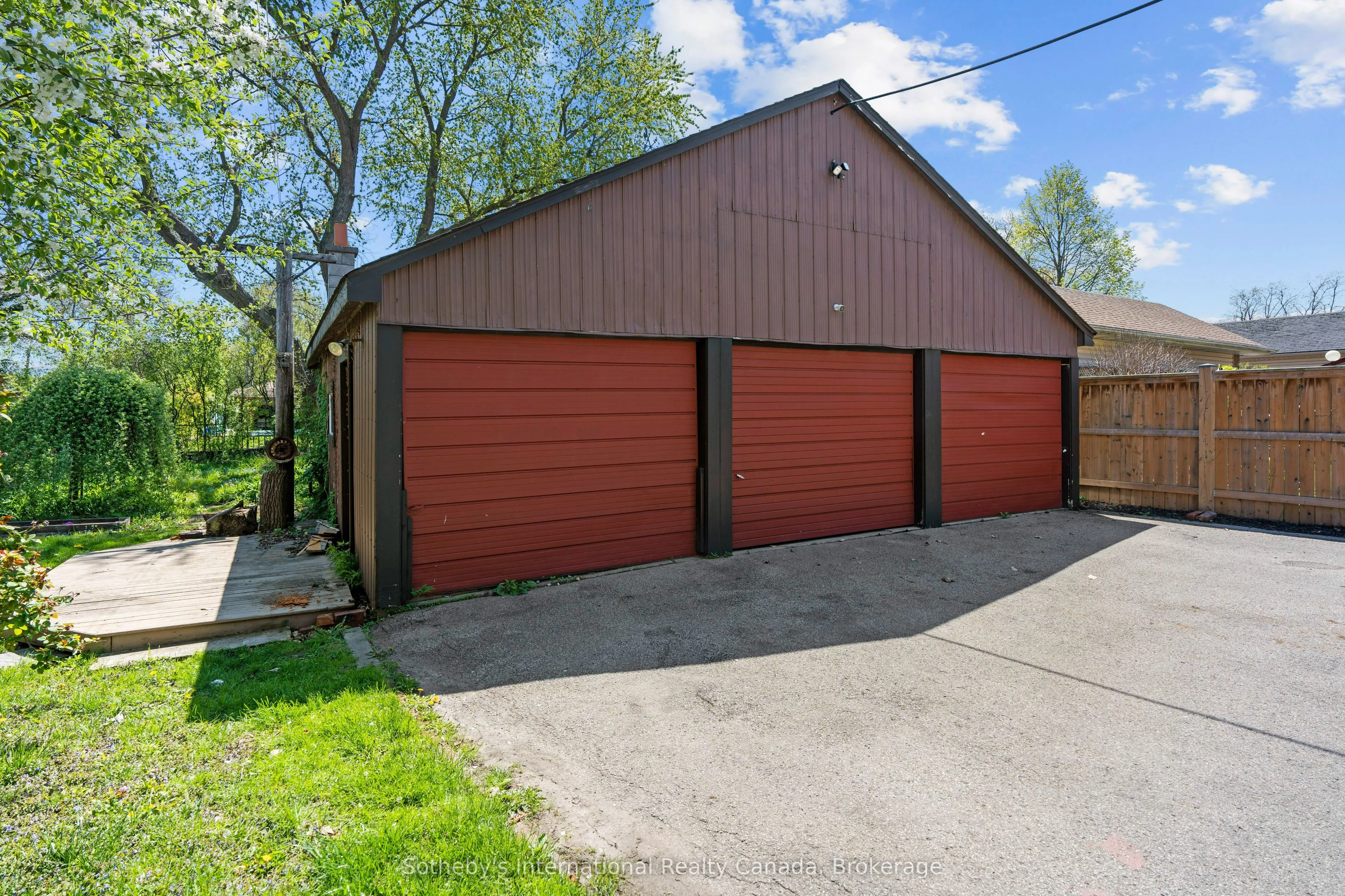 122 Lake Avenue Drive