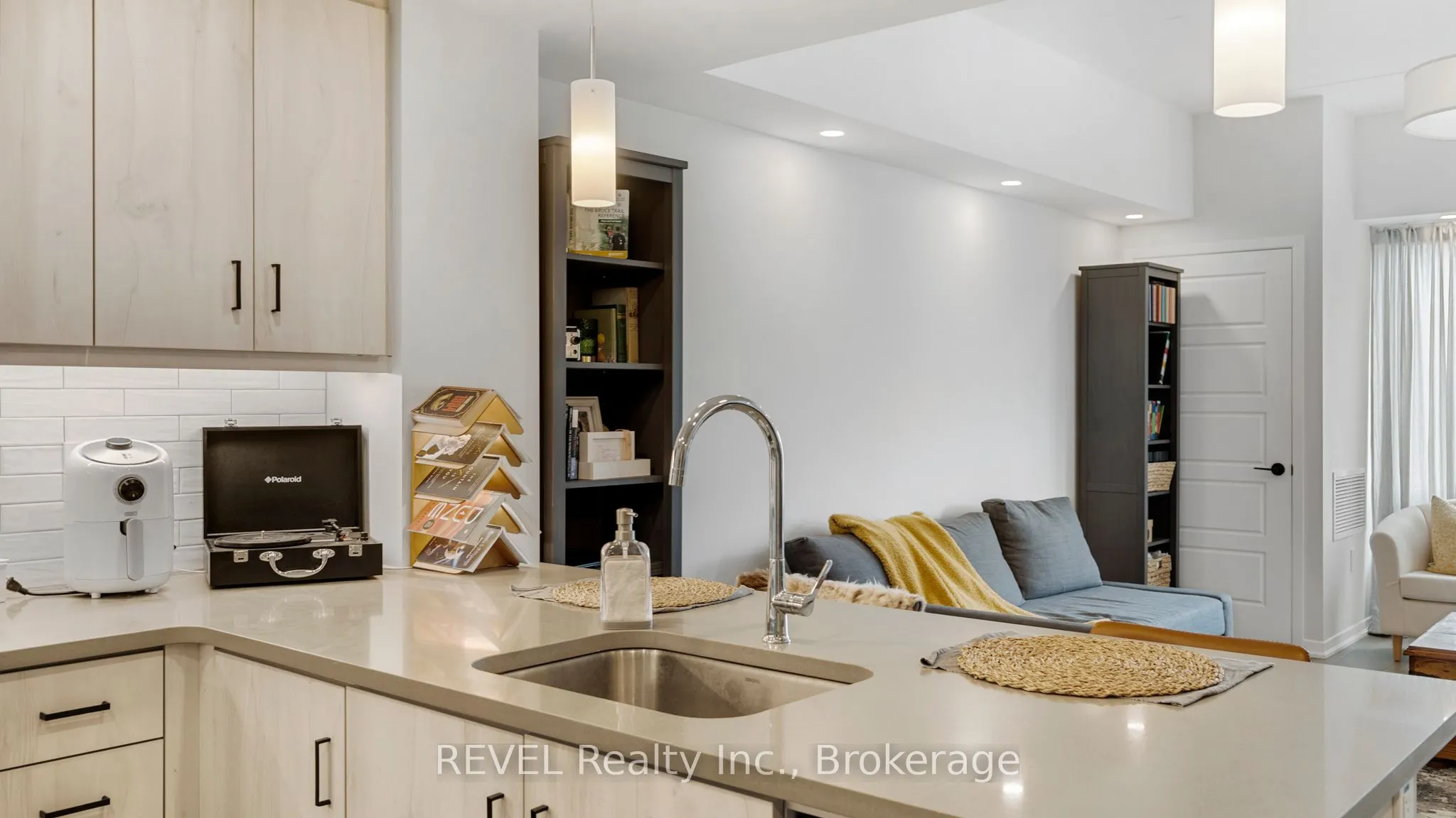 3998 Victoria Avenue, #106