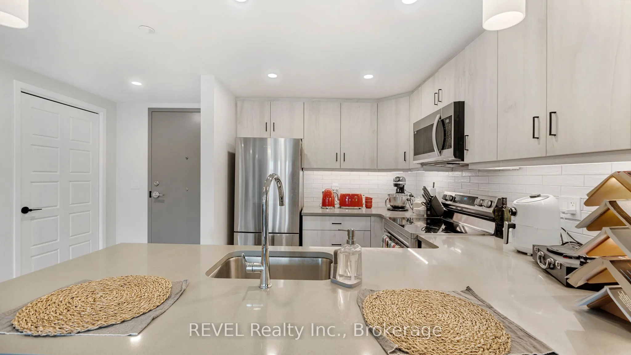 3998 Victoria Avenue, #106
