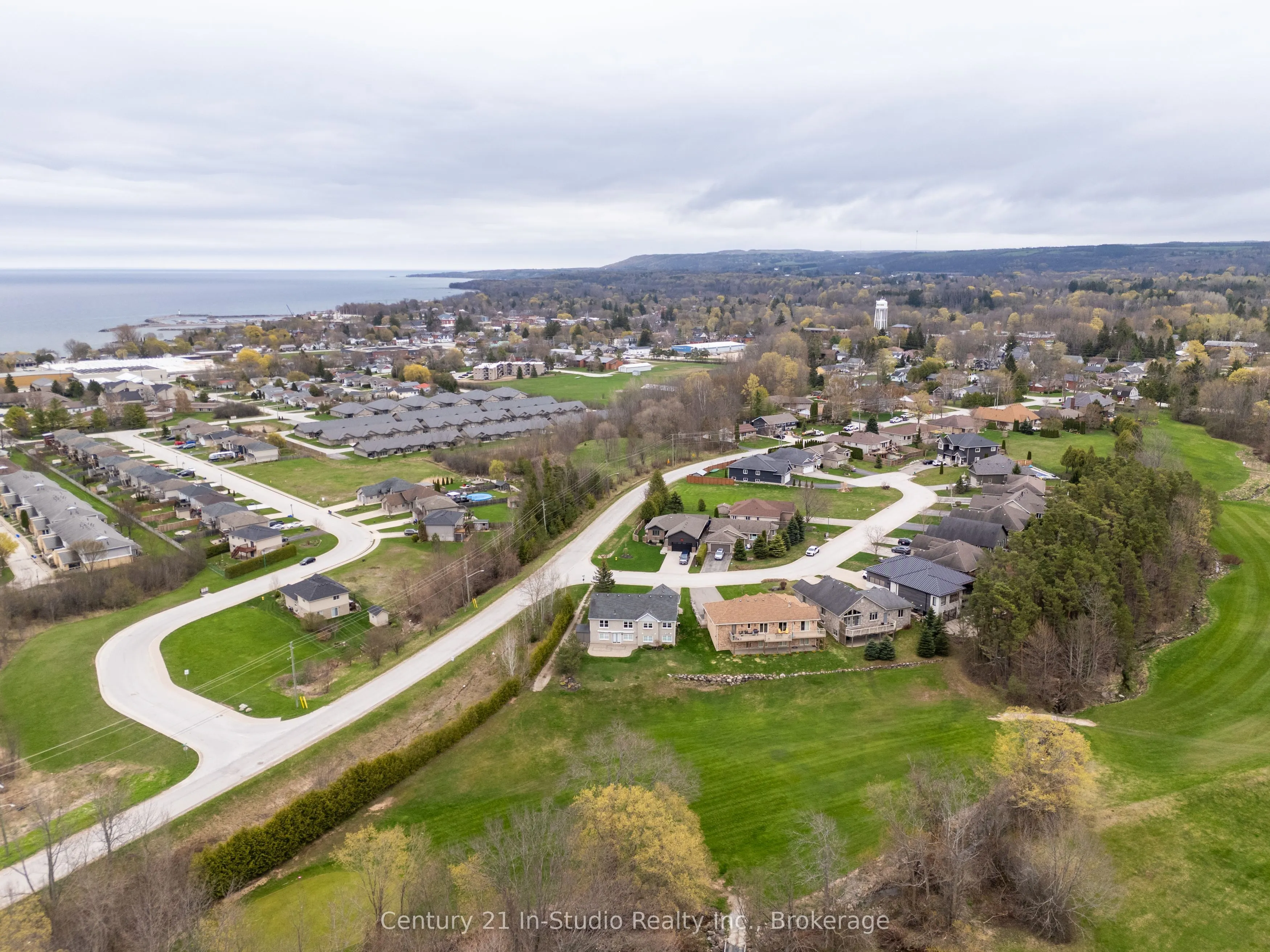 6 Glen Abbey Court