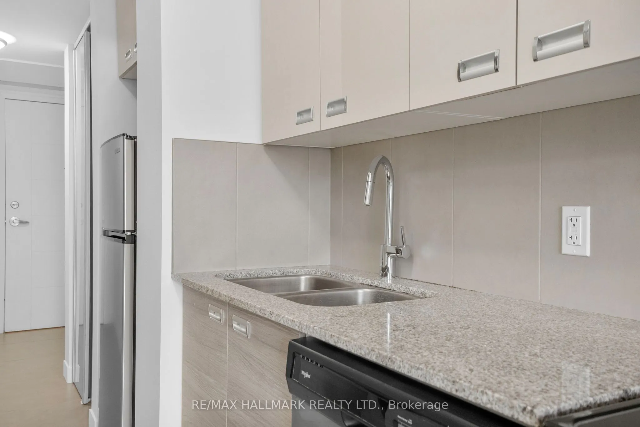 308 Lester Street, #202