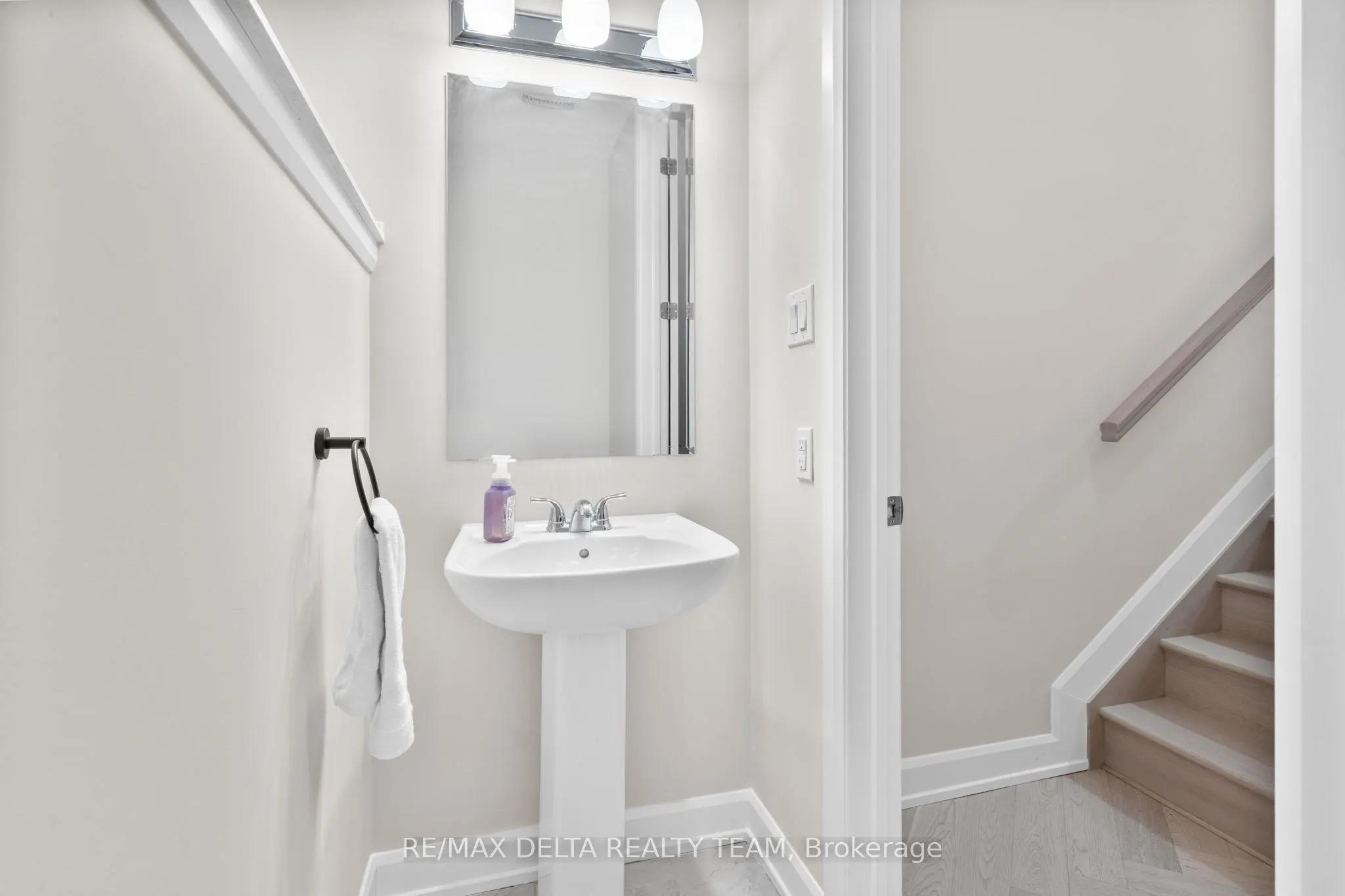 820 MERCIER Crescent