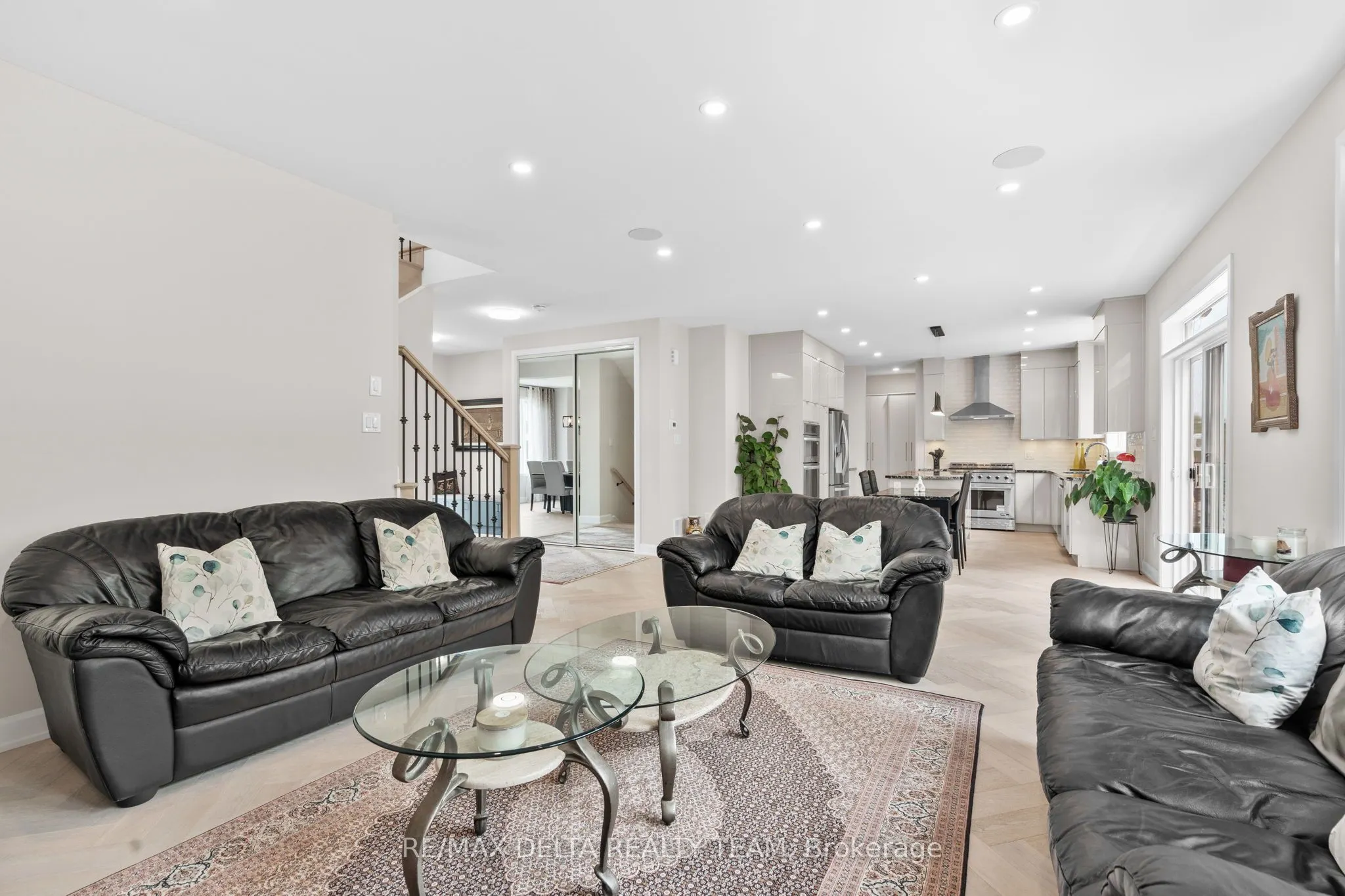 820 MERCIER Crescent