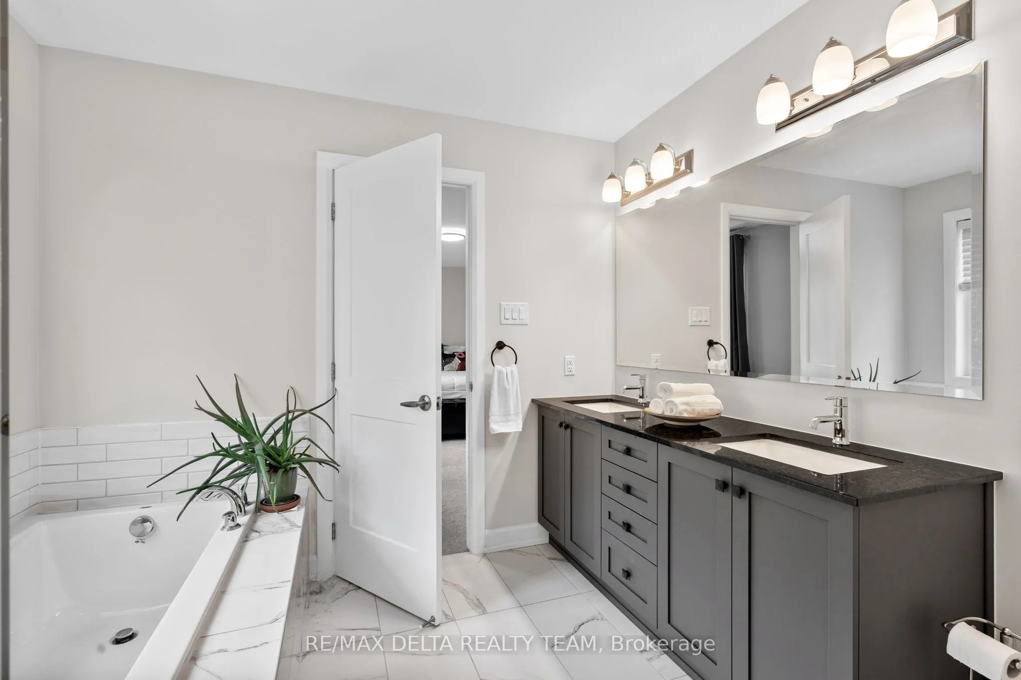 820 MERCIER Crescent