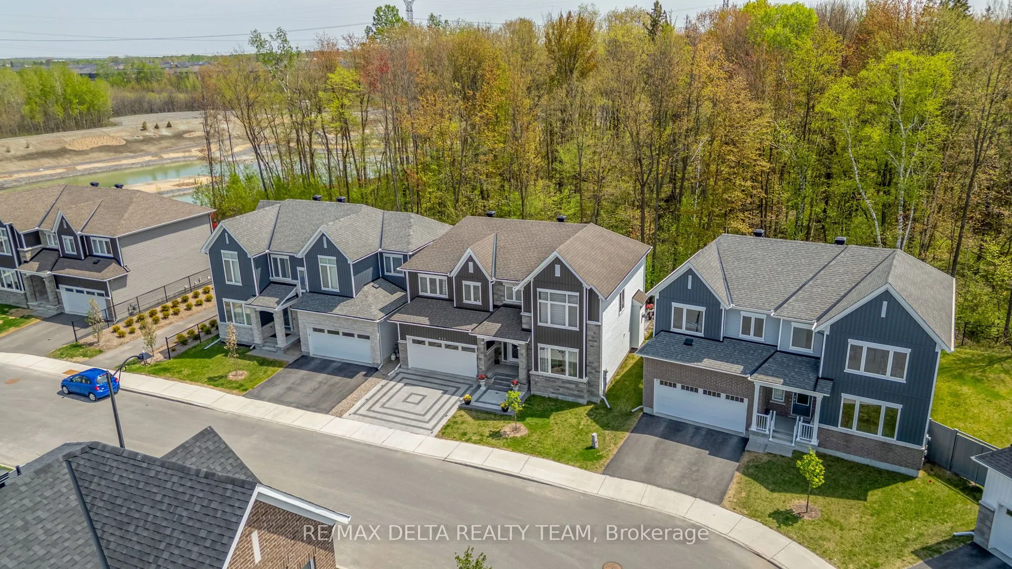 820 MERCIER Crescent