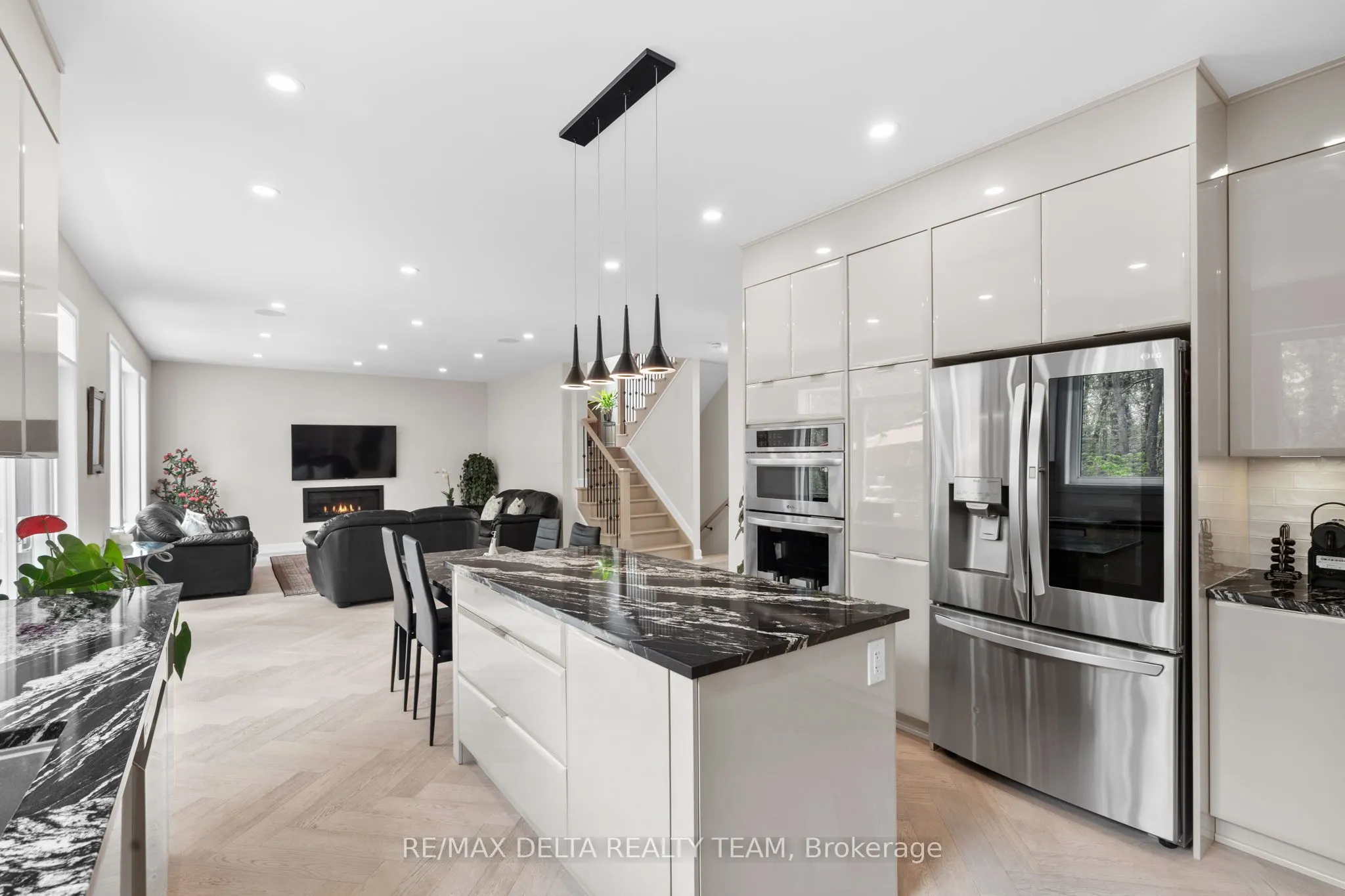 820 MERCIER Crescent
