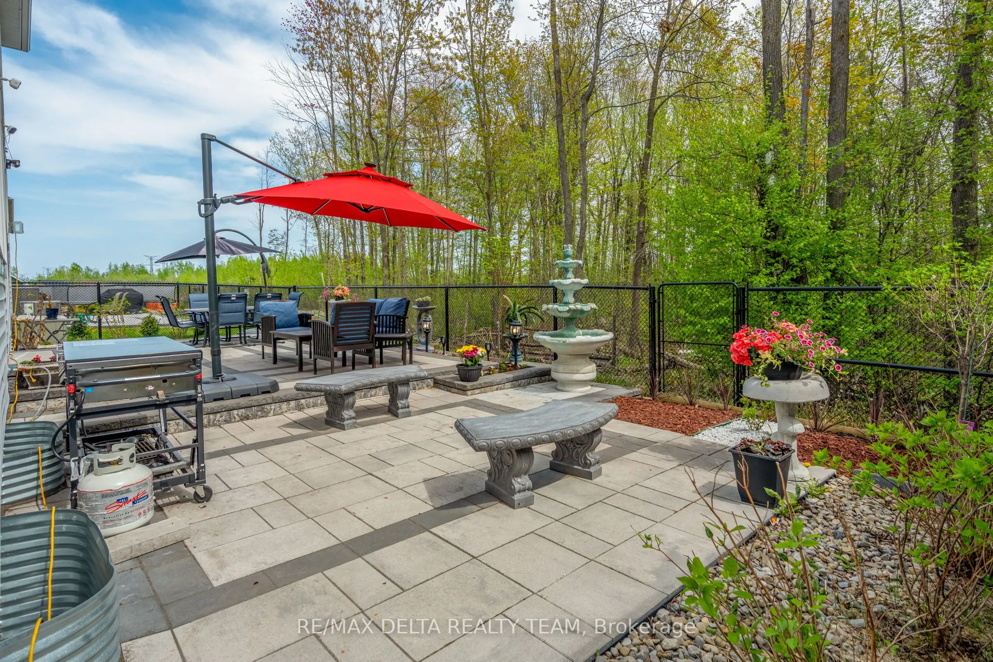 820 MERCIER Crescent