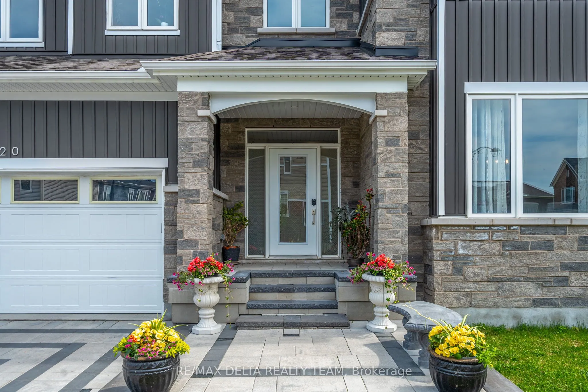 820 MERCIER Crescent