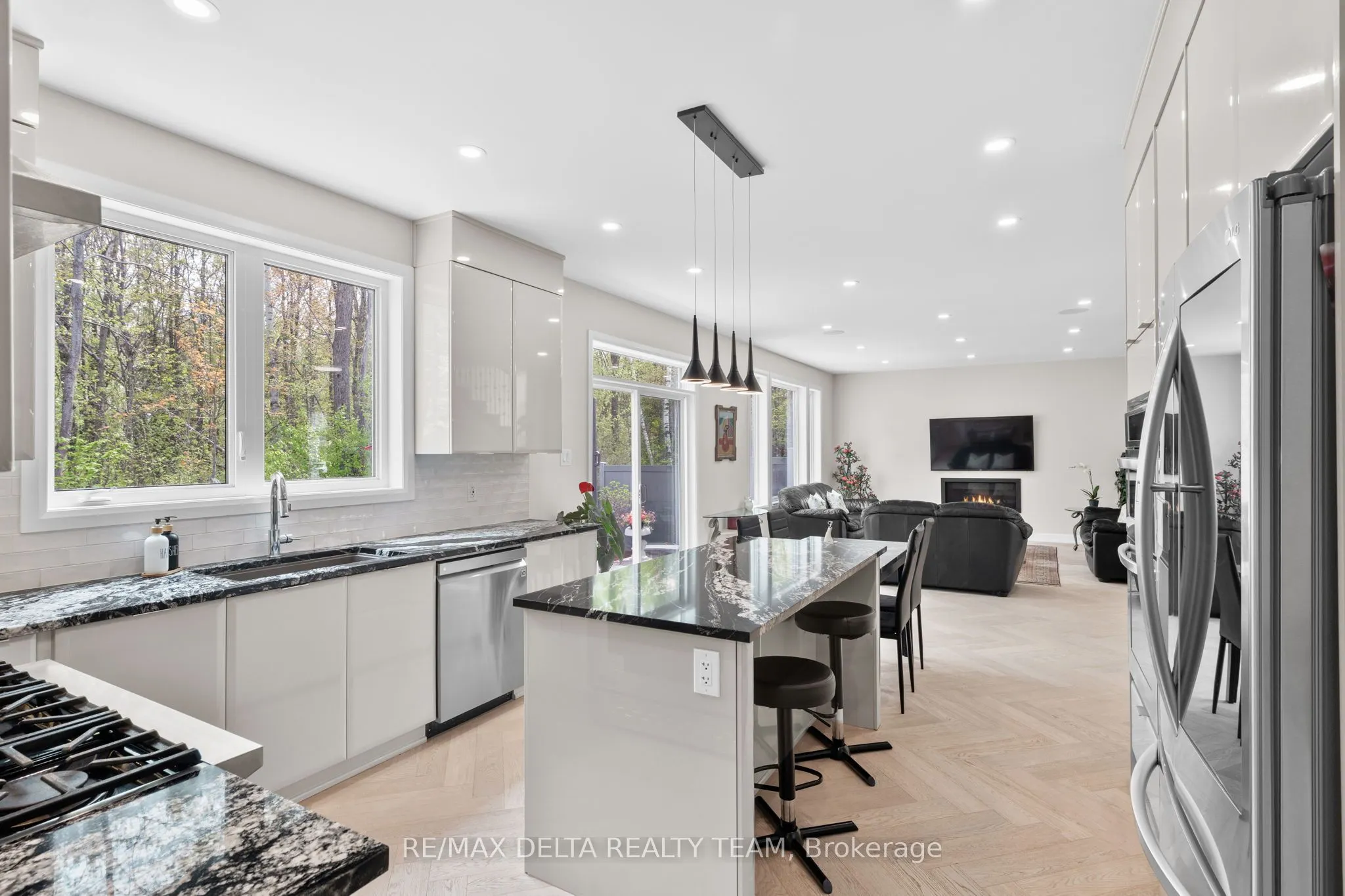 820 MERCIER Crescent