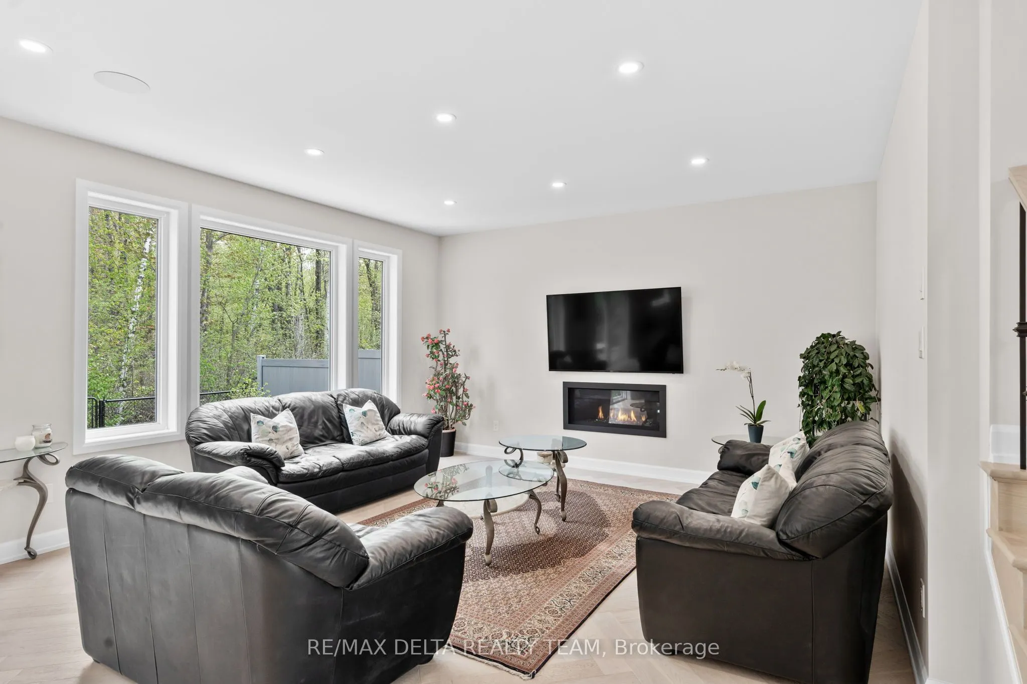 820 MERCIER Crescent