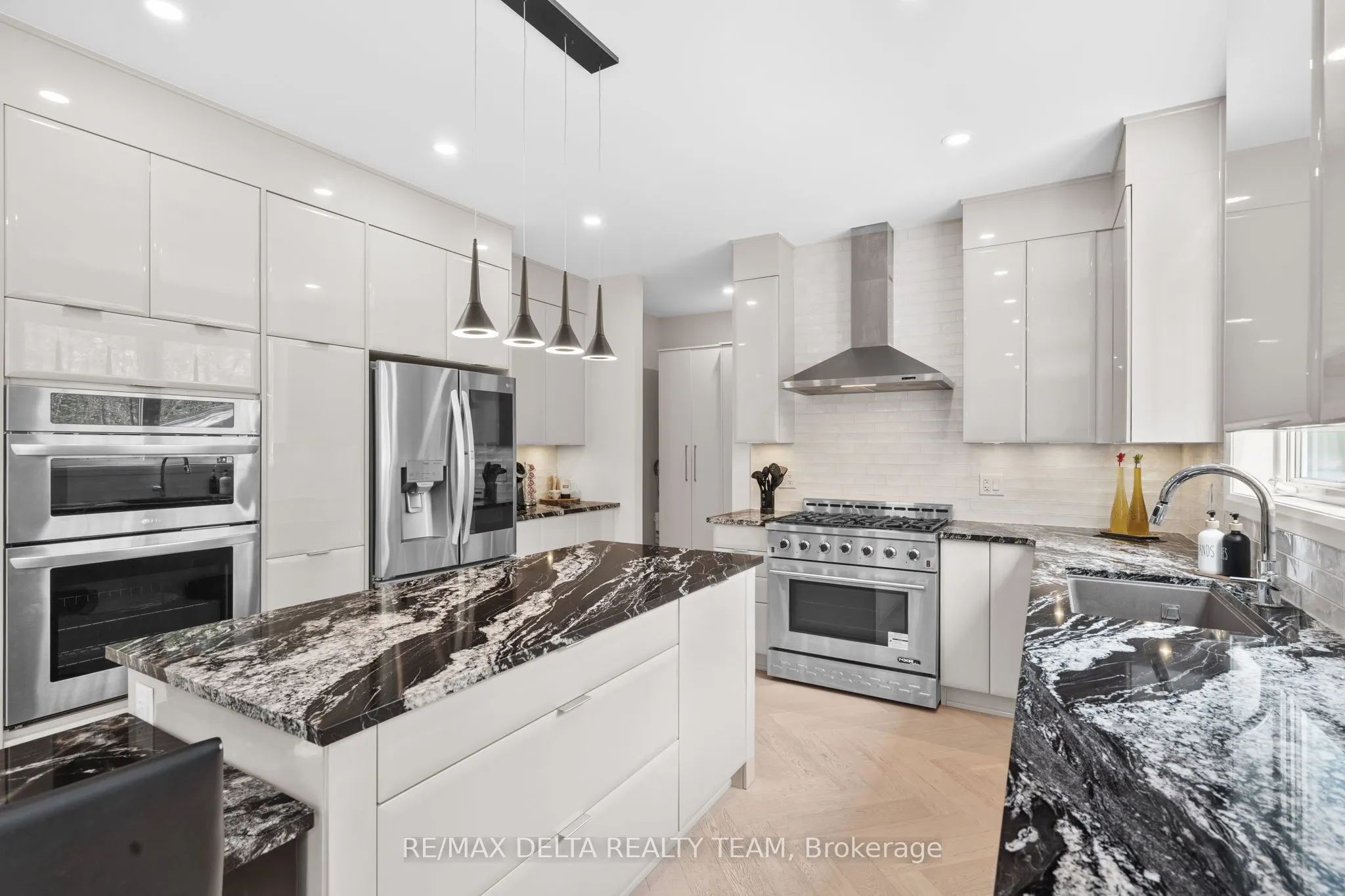 820 MERCIER Crescent