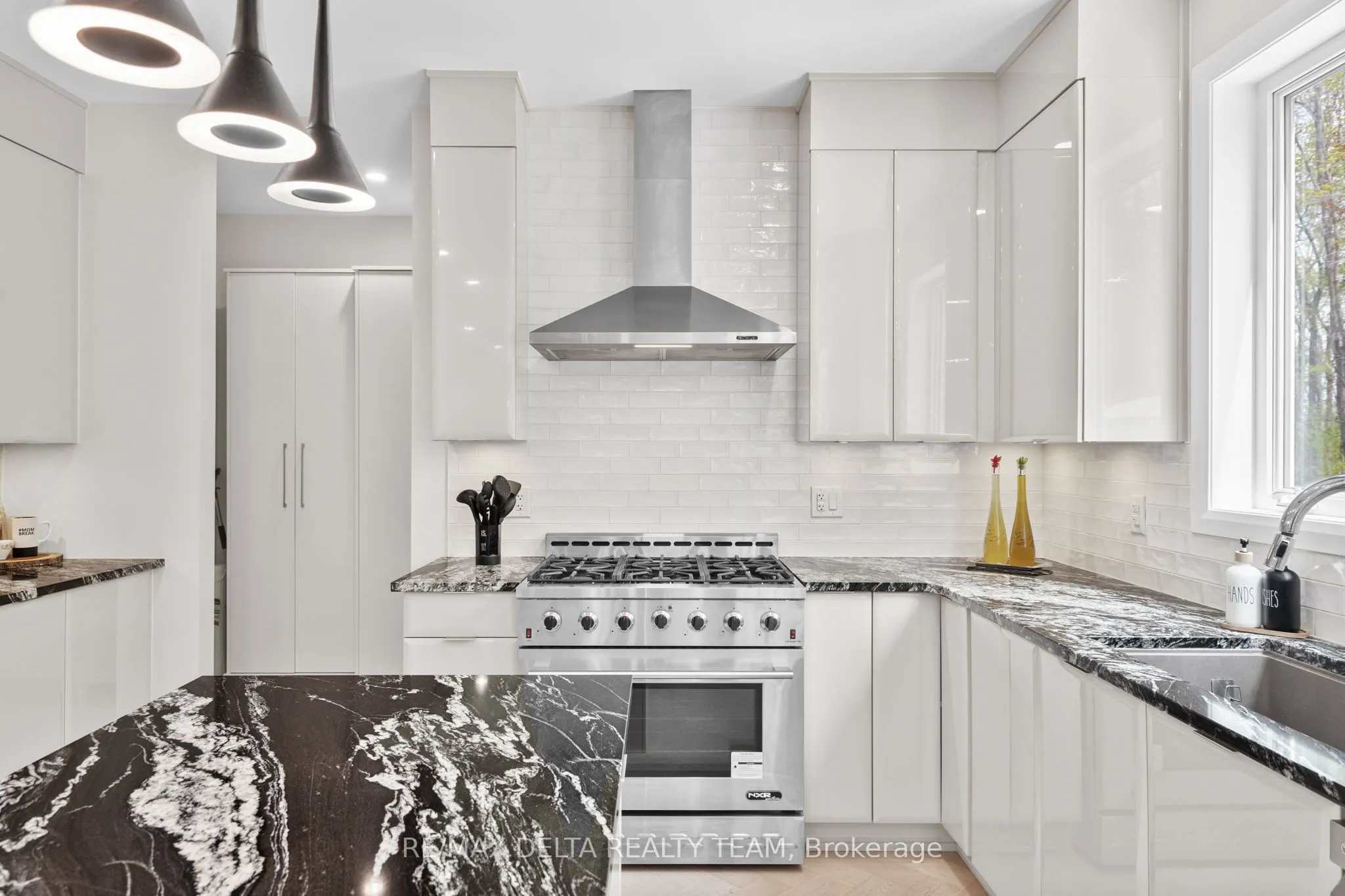 820 MERCIER Crescent
