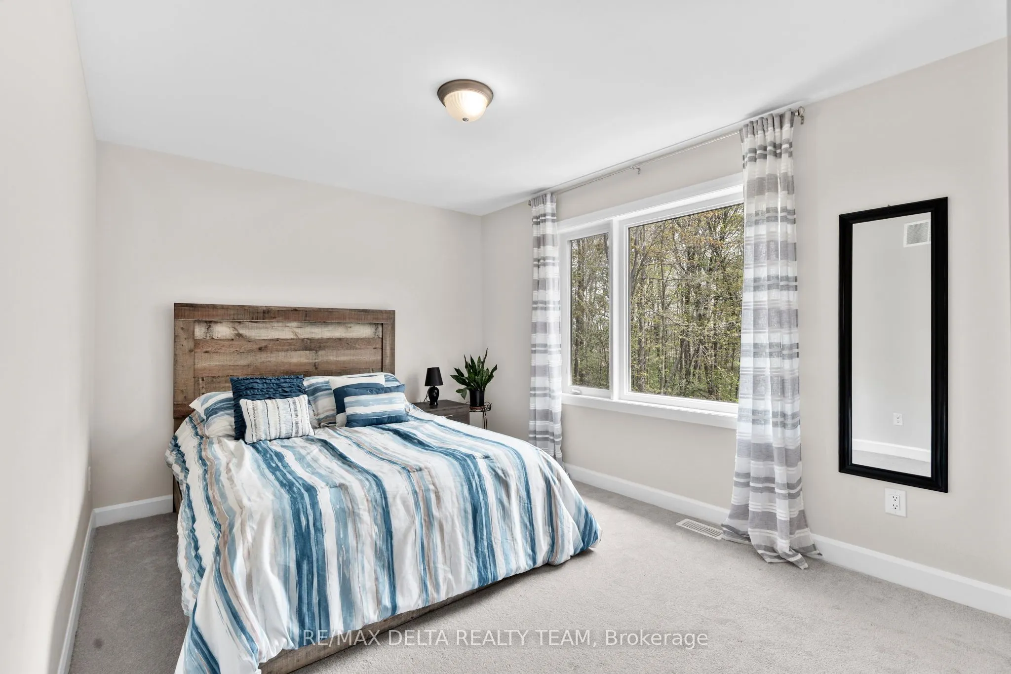 820 MERCIER Crescent