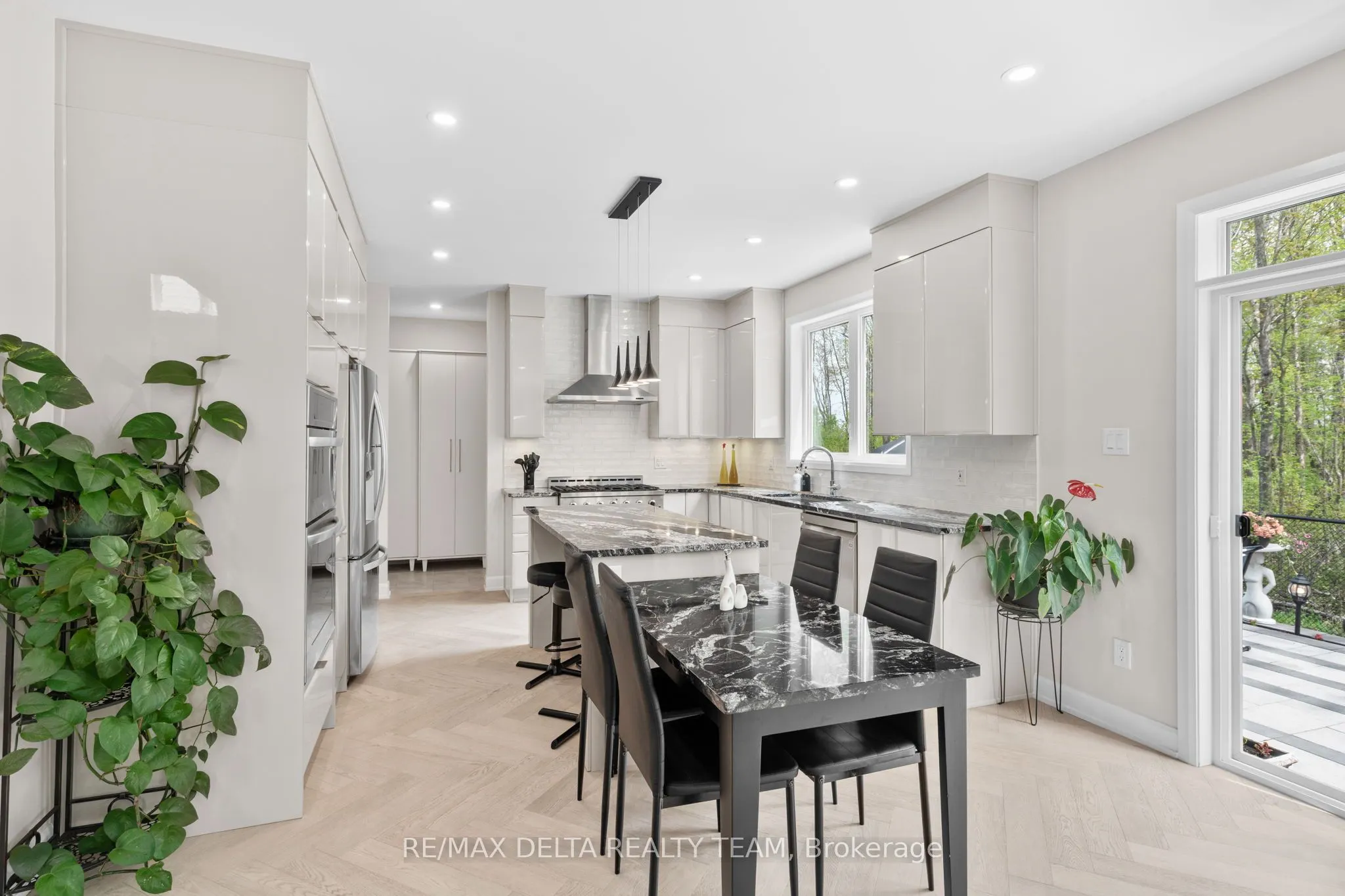 820 MERCIER Crescent