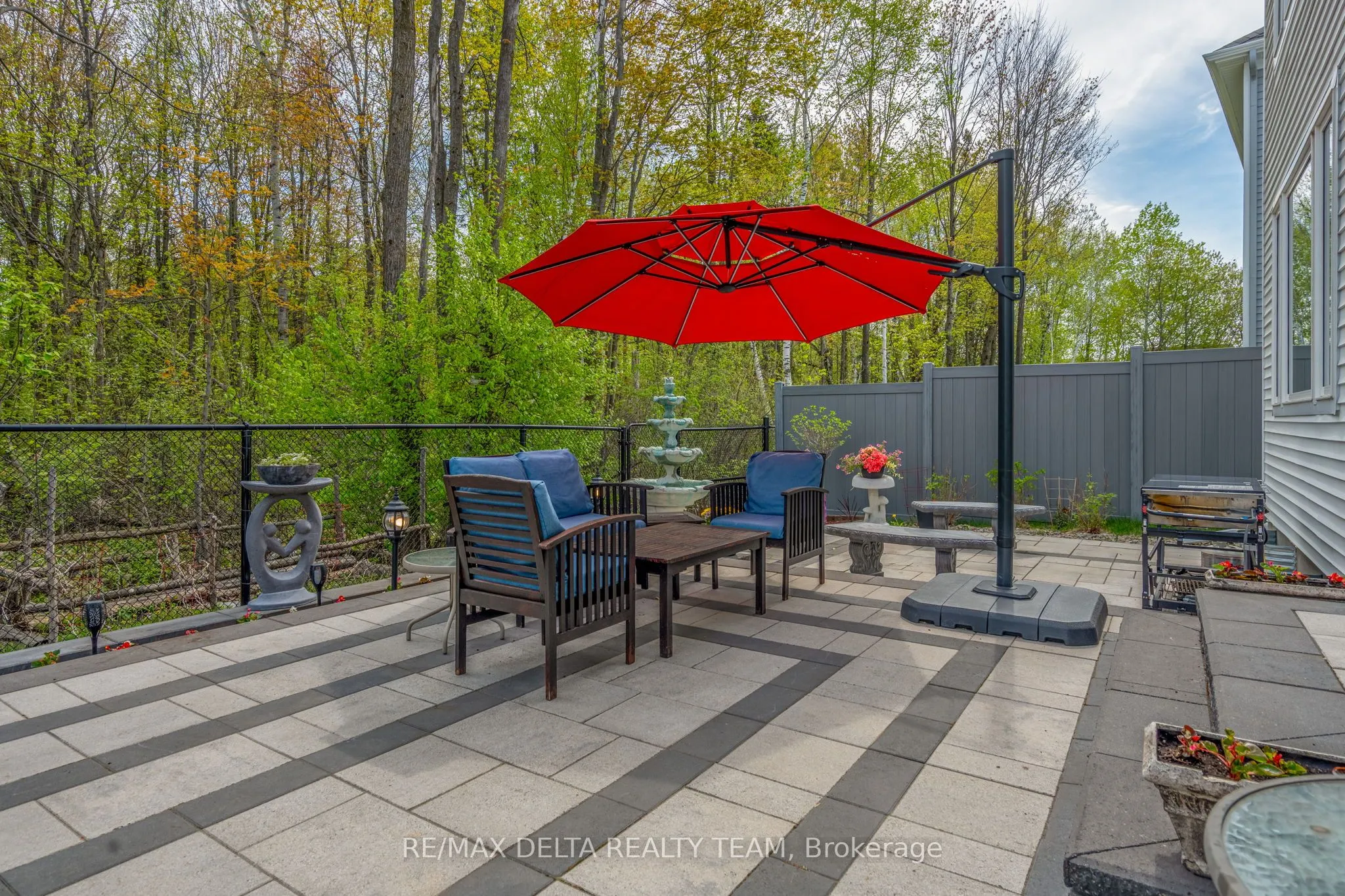 820 MERCIER Crescent