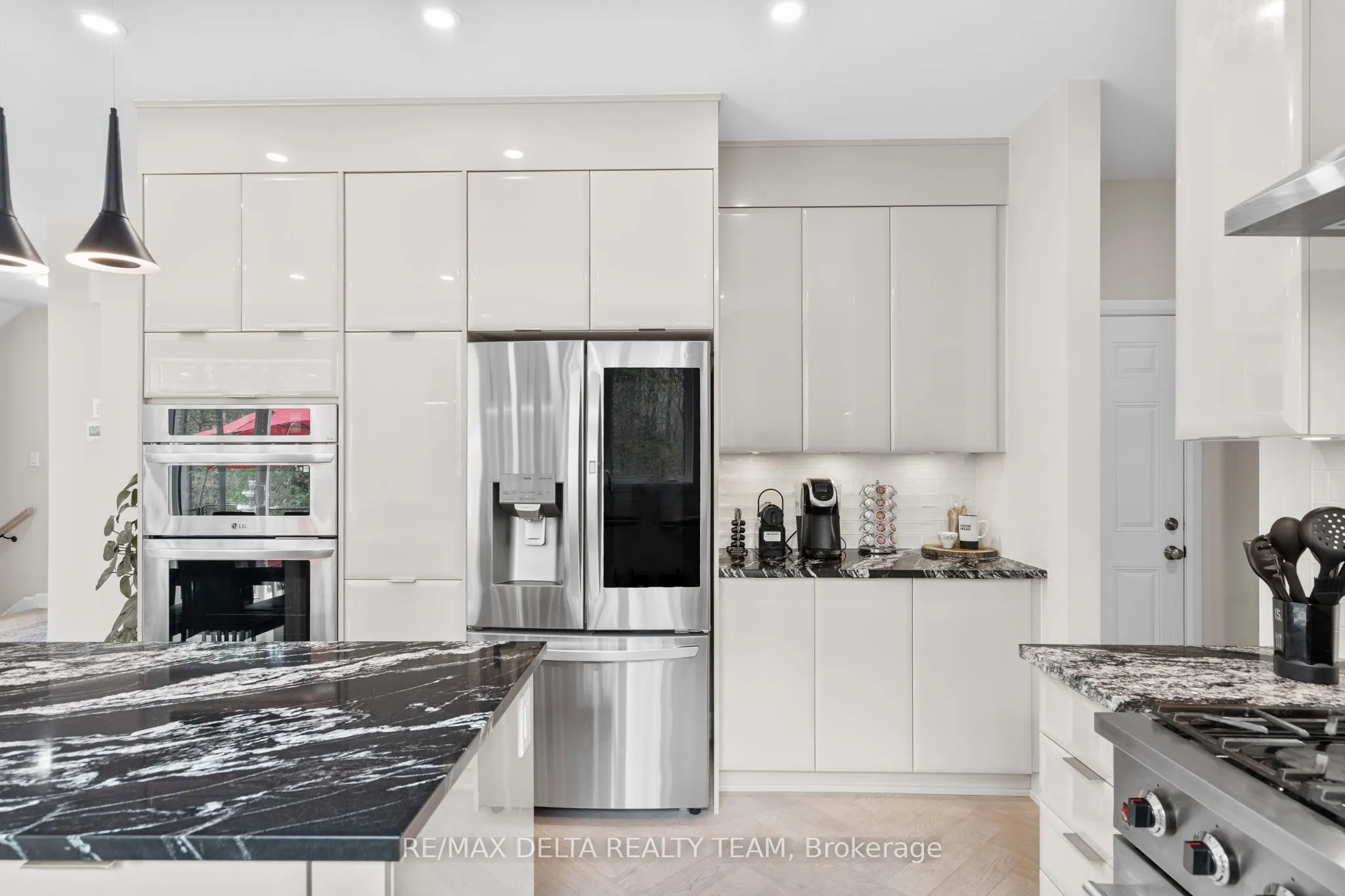 820 MERCIER Crescent