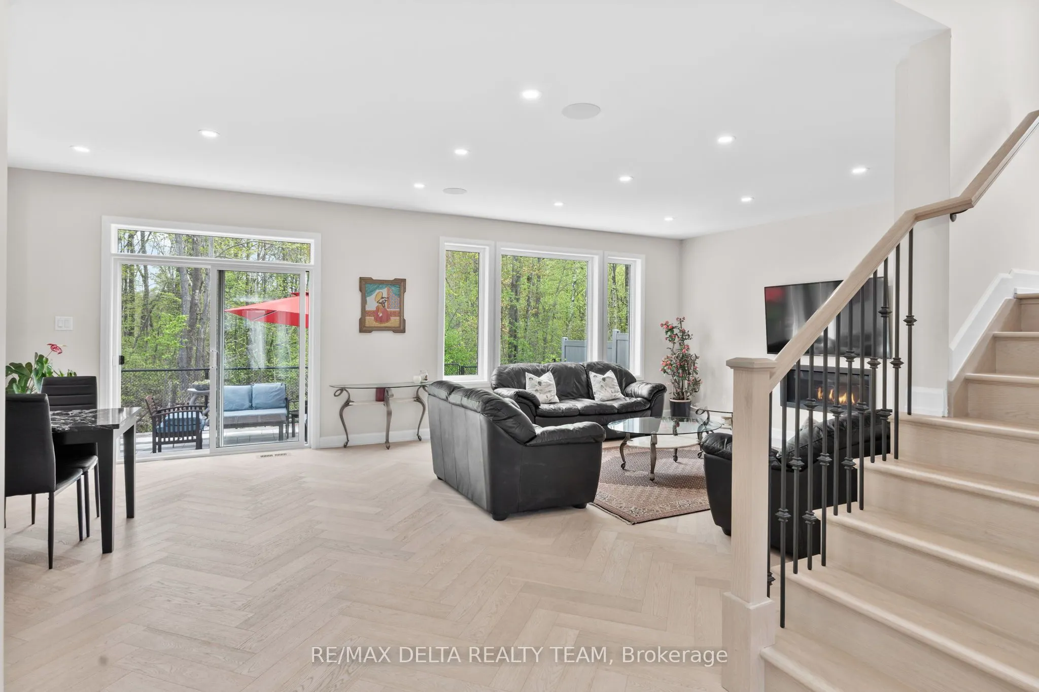 820 MERCIER Crescent