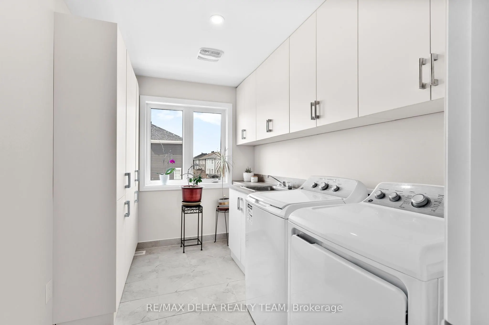 820 MERCIER Crescent