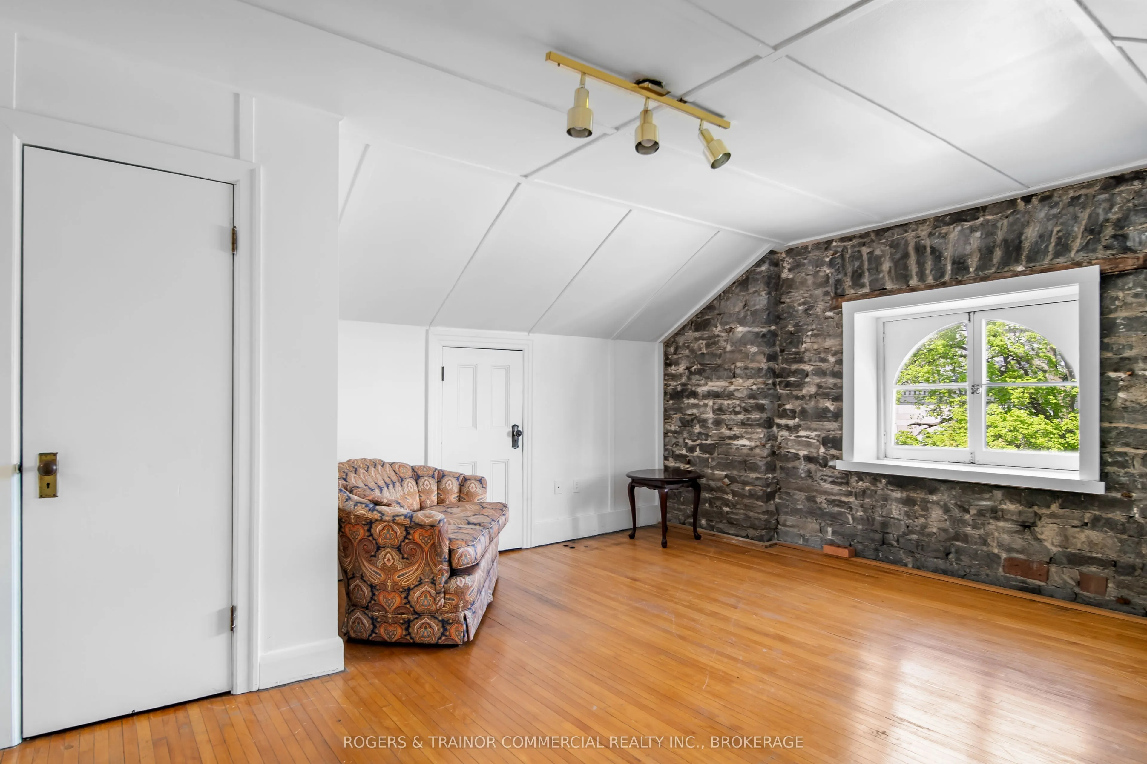 264 King Street E