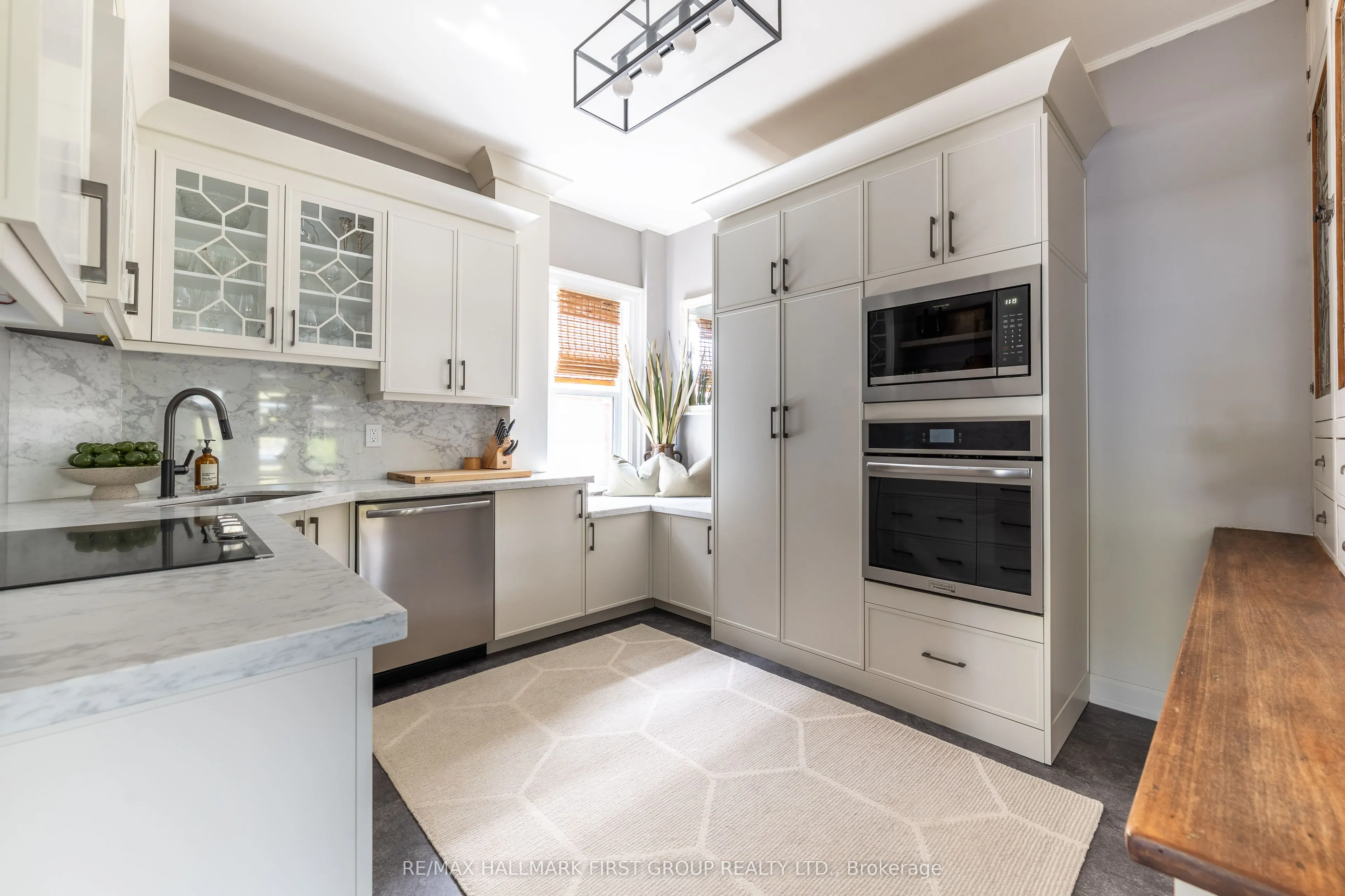 174 King Street W