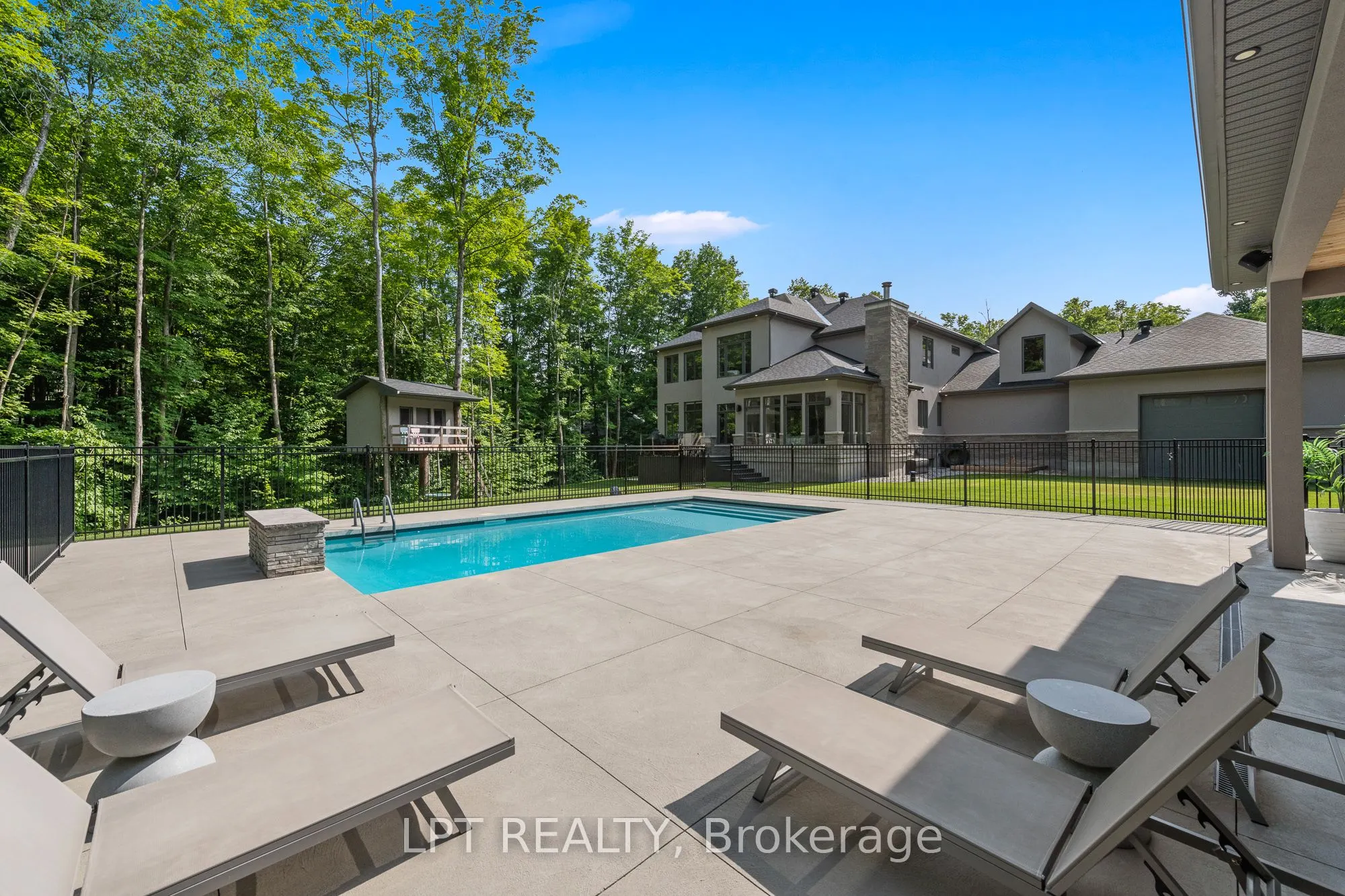 5740 Queenscourt Crescent