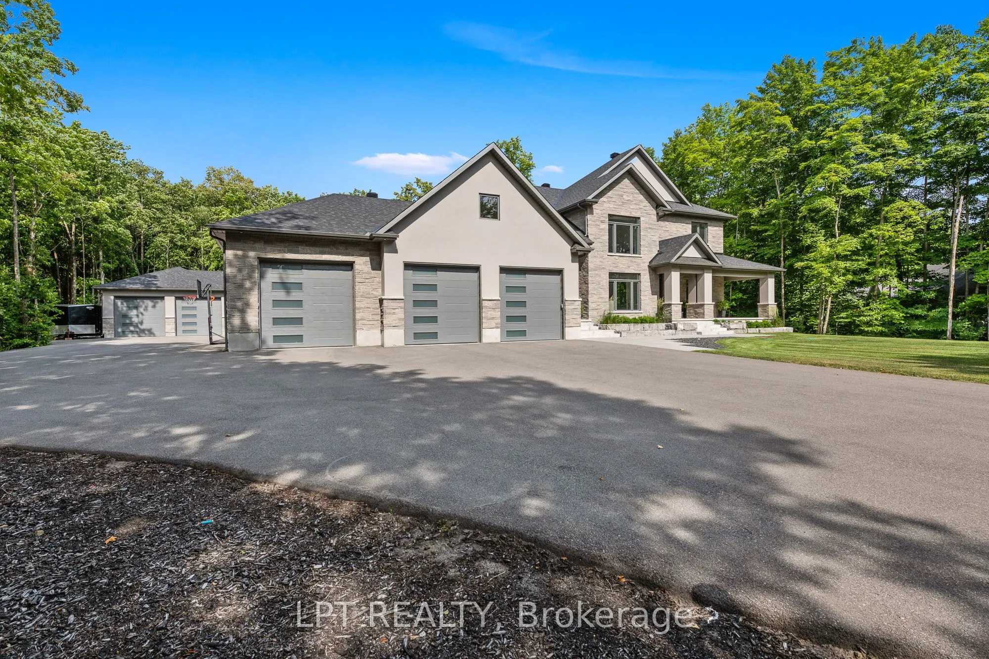 5740 Queenscourt Crescent