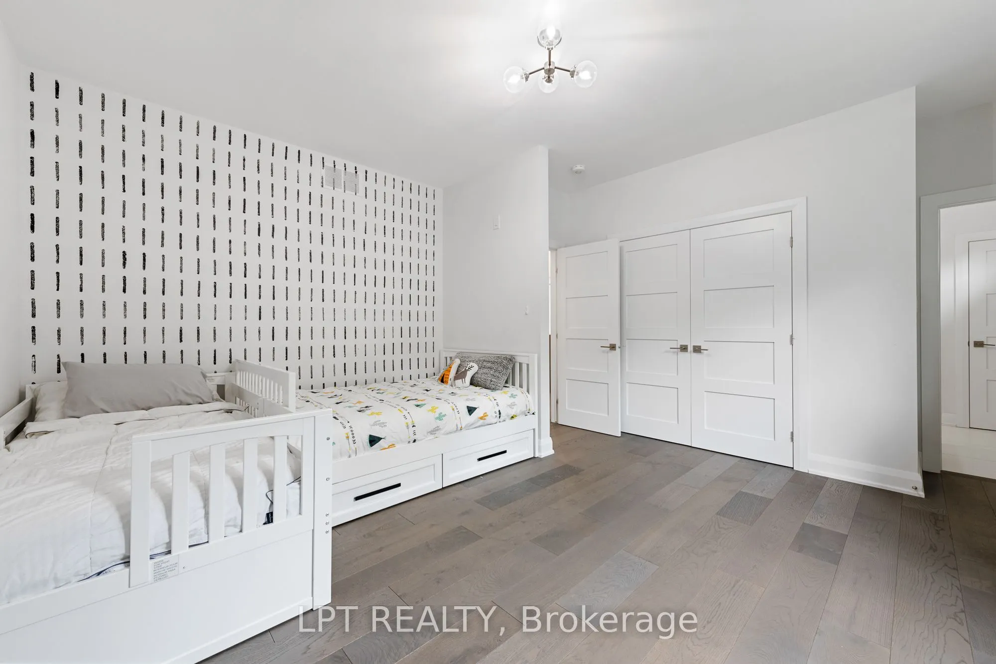 5740 Queenscourt Crescent