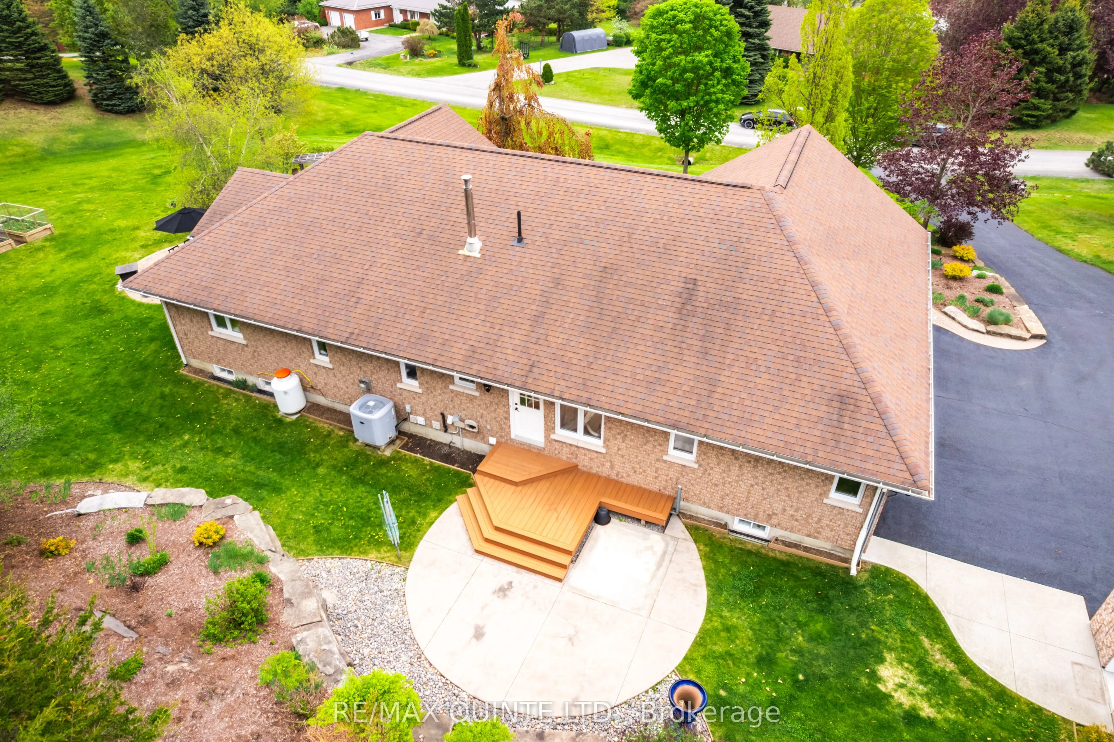 38 Oakridge Drive
