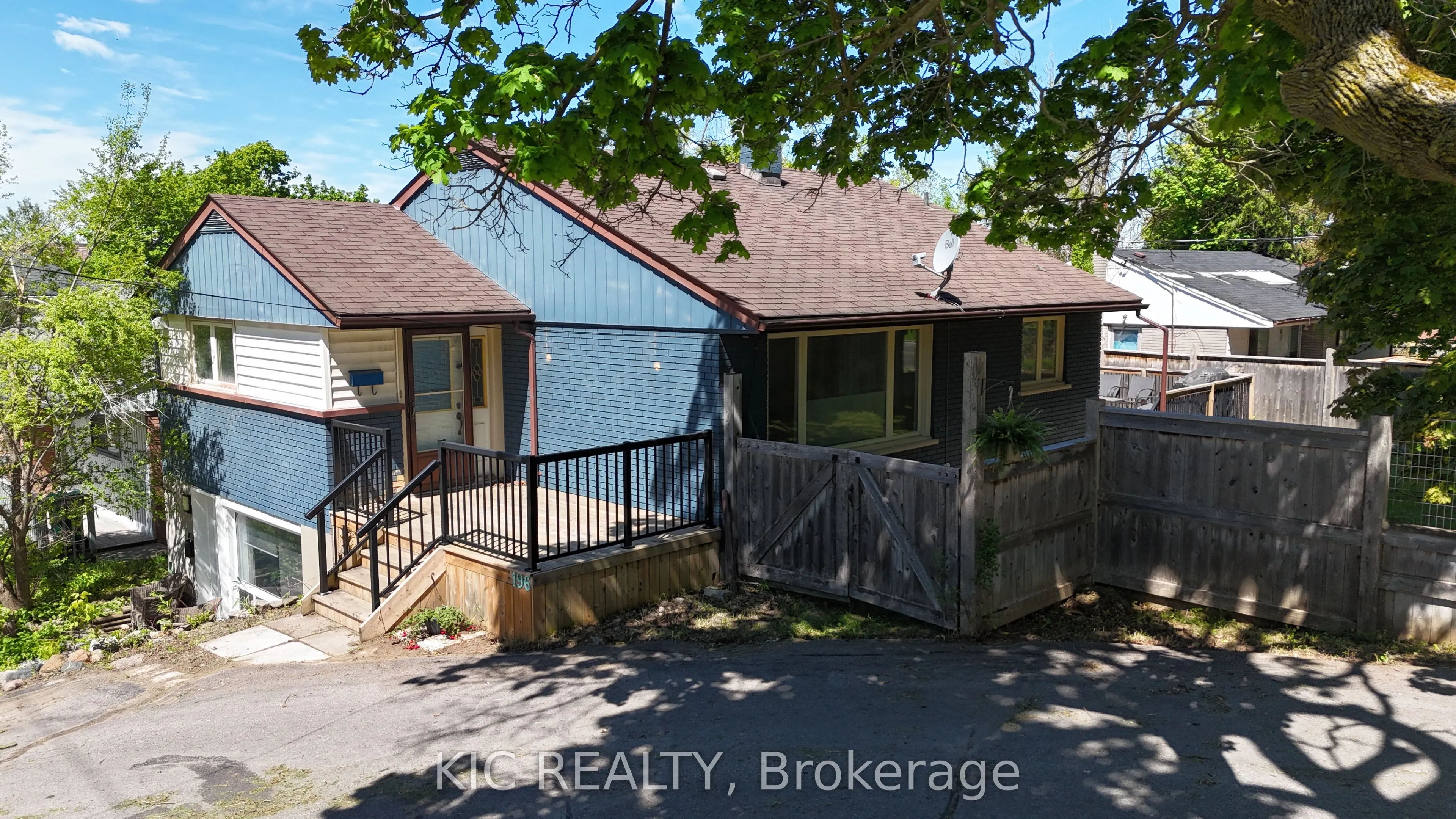 196 Hunter Street E