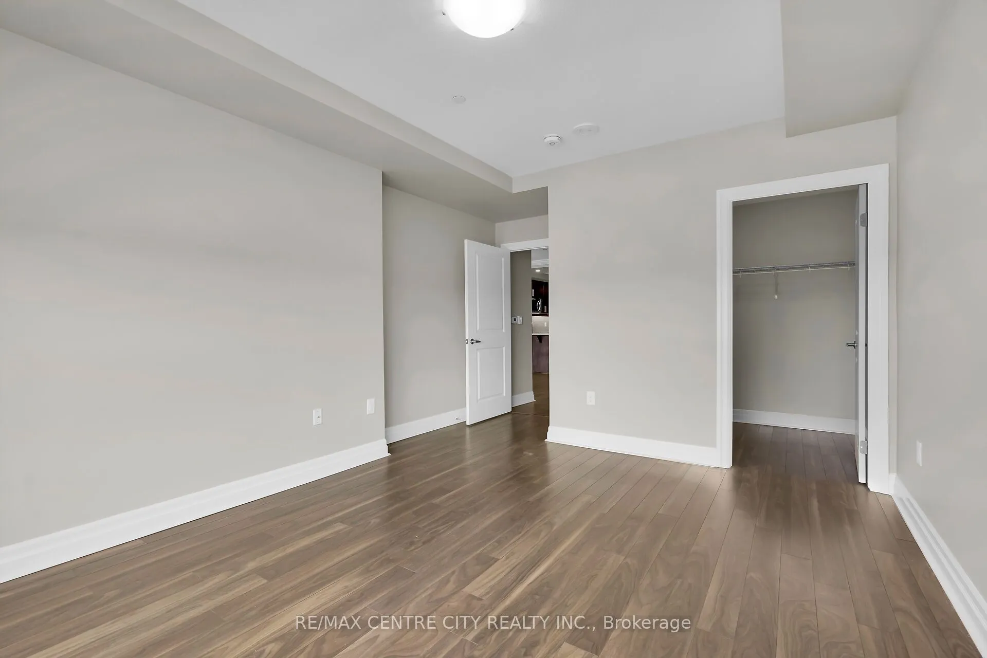 260 Villagewalk Boulevard #801