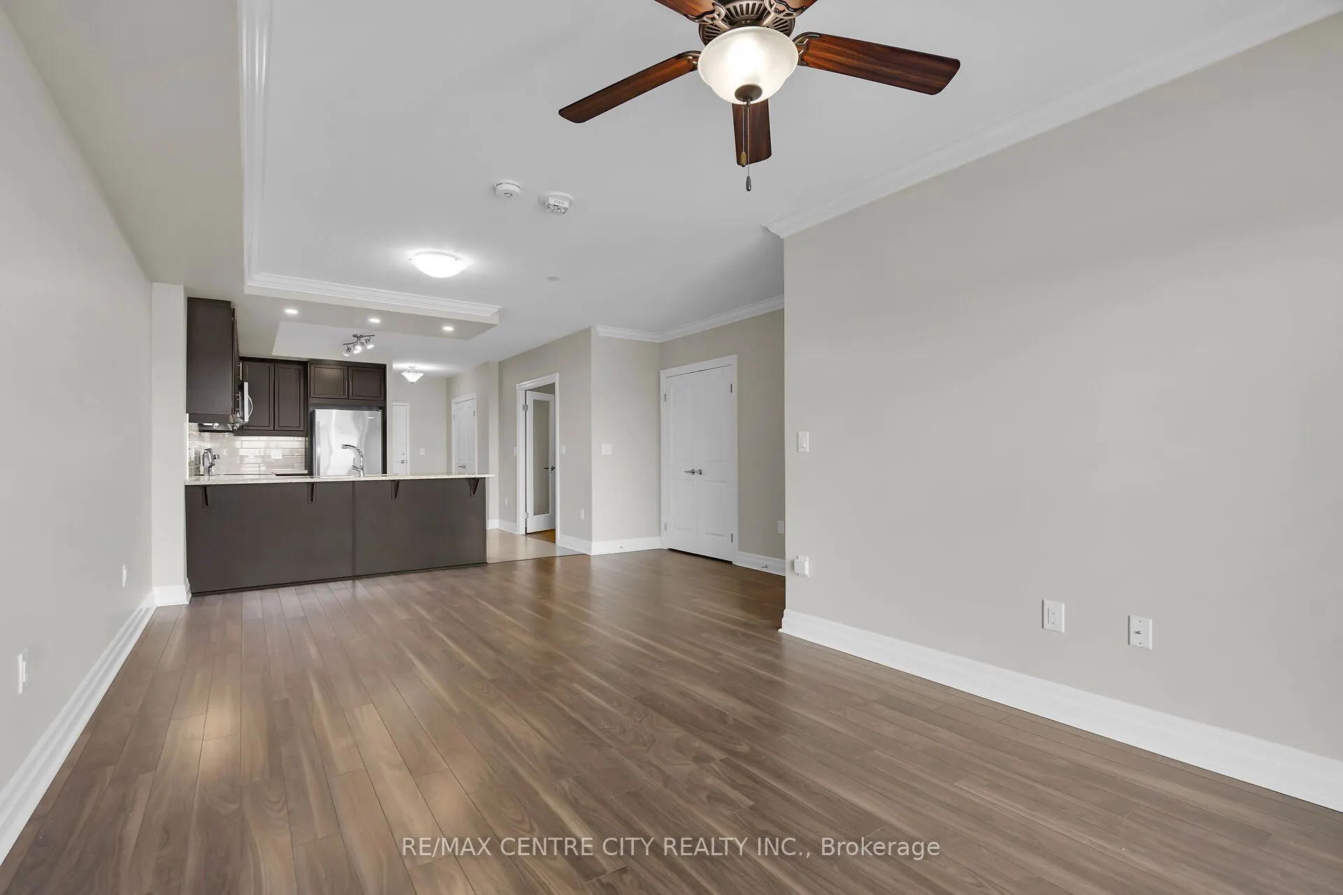 260 Villagewalk Boulevard #801