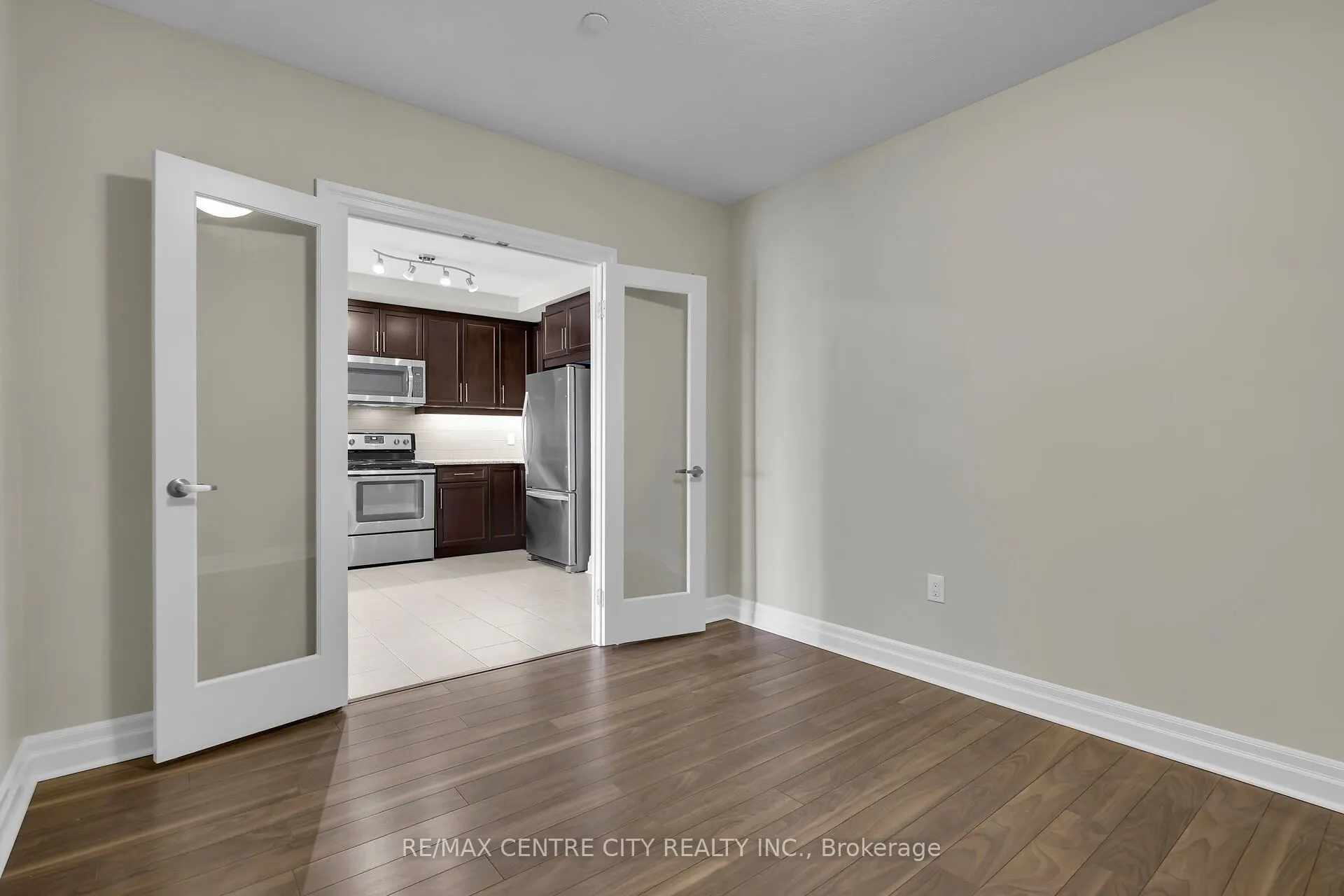 260 Villagewalk Boulevard #801
