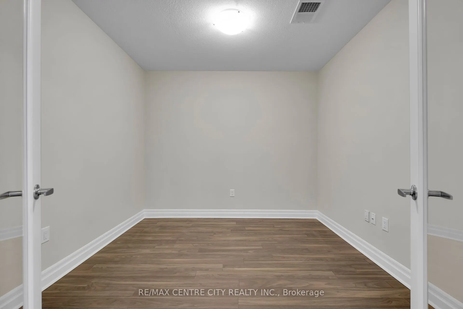 260 Villagewalk Boulevard #801