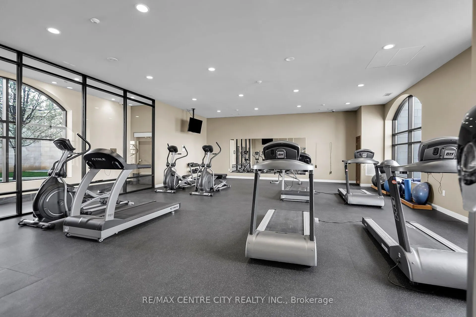 260 Villagewalk Boulevard #801