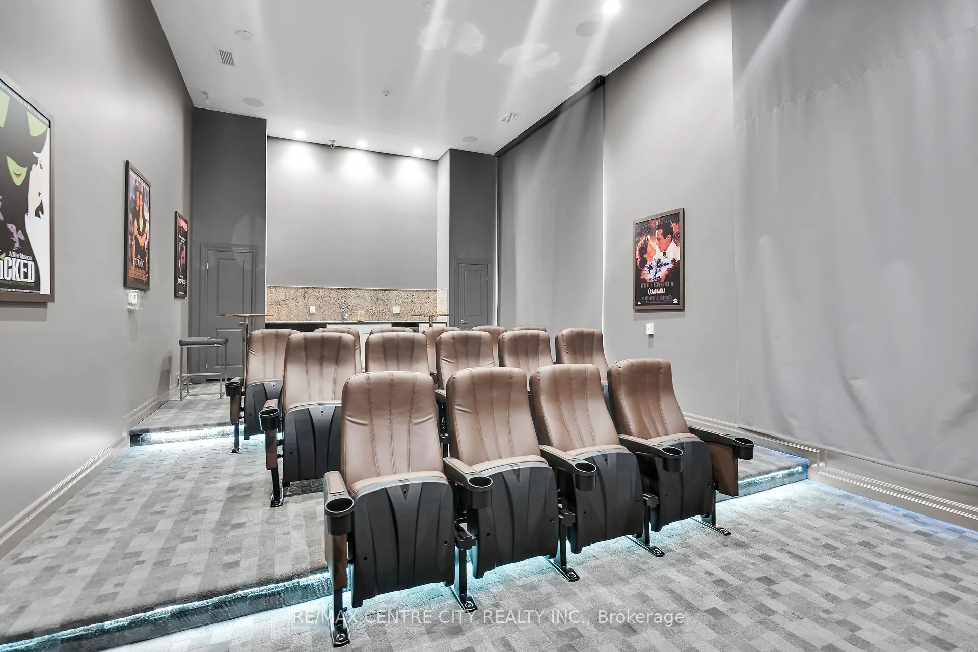 260 Villagewalk Boulevard #801