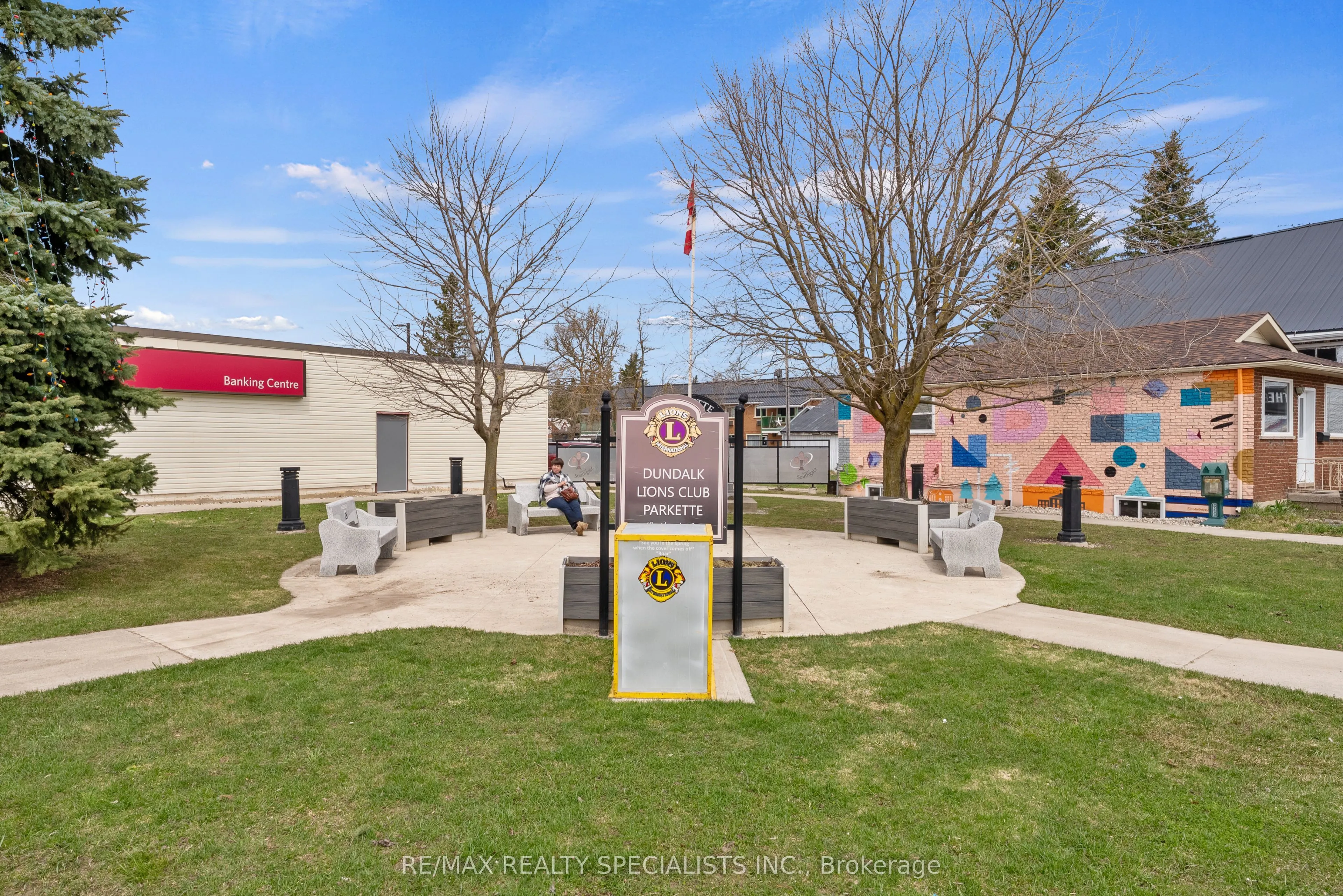 1 Main Street E