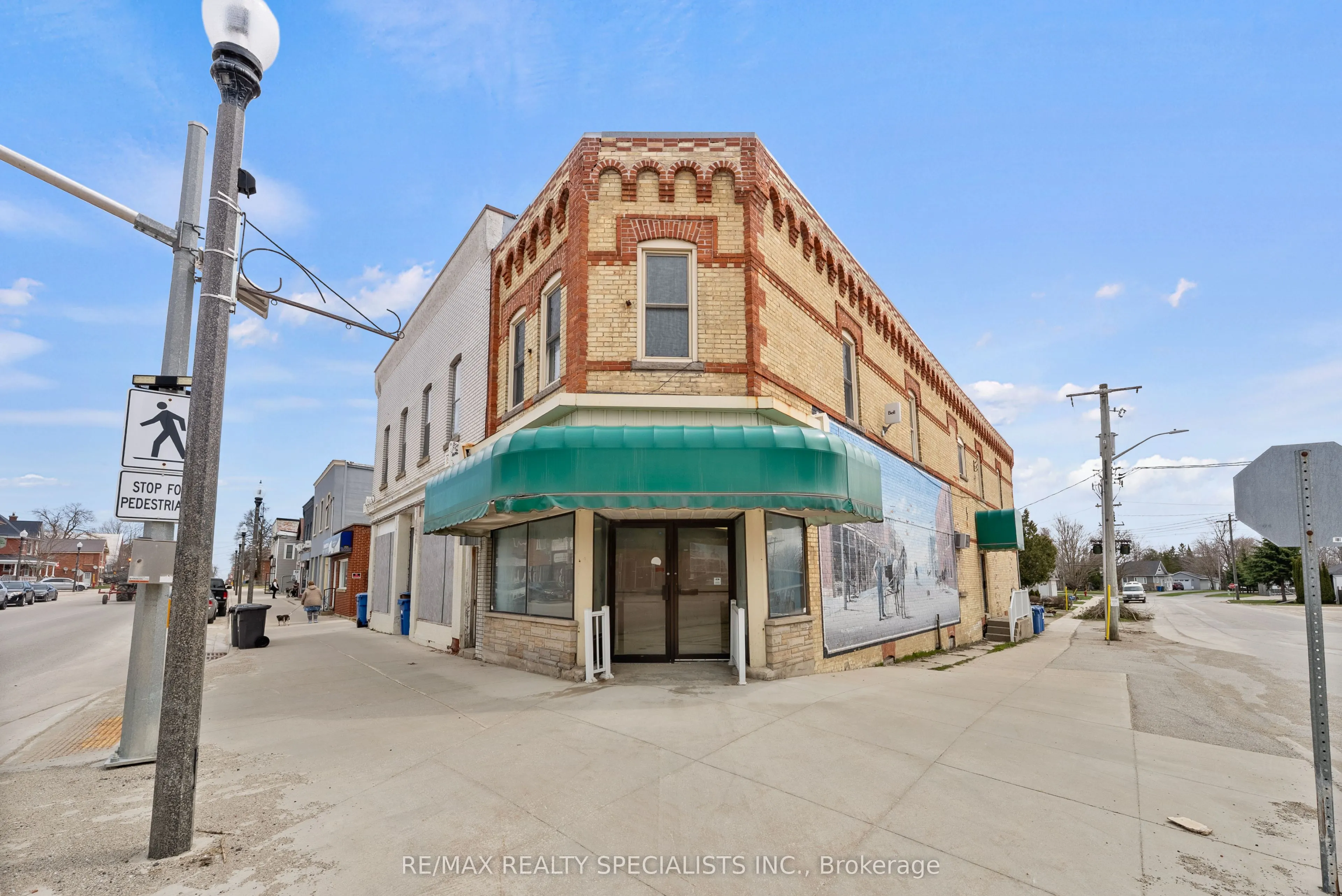 1 Main Street E