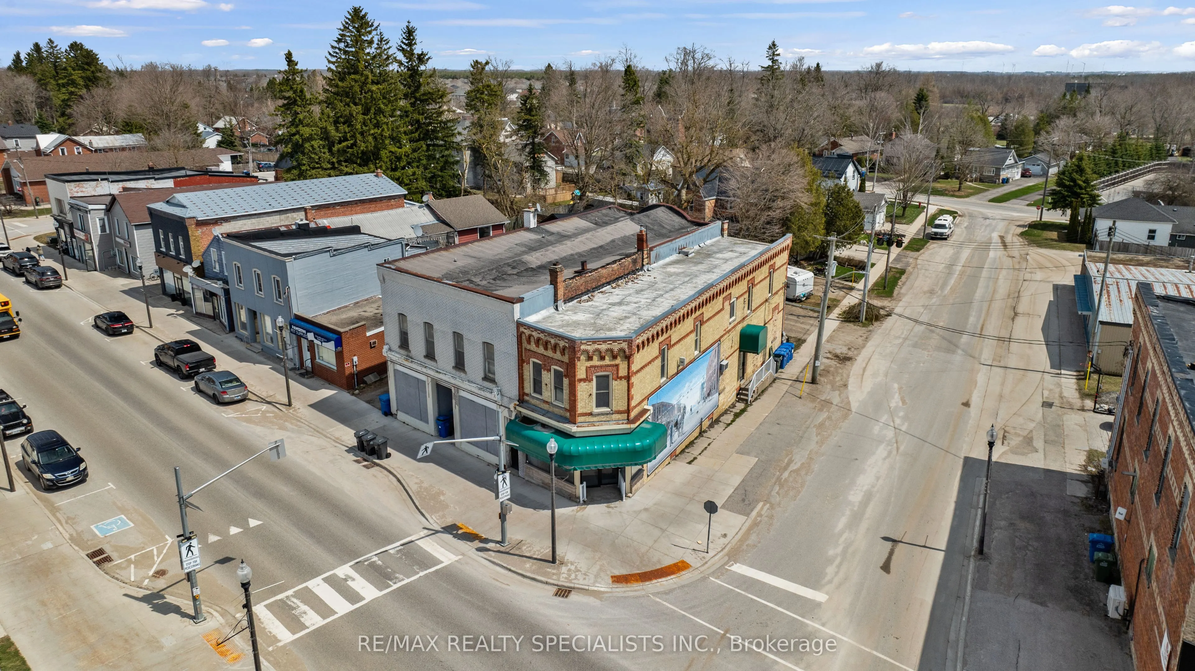 1 Main Street E